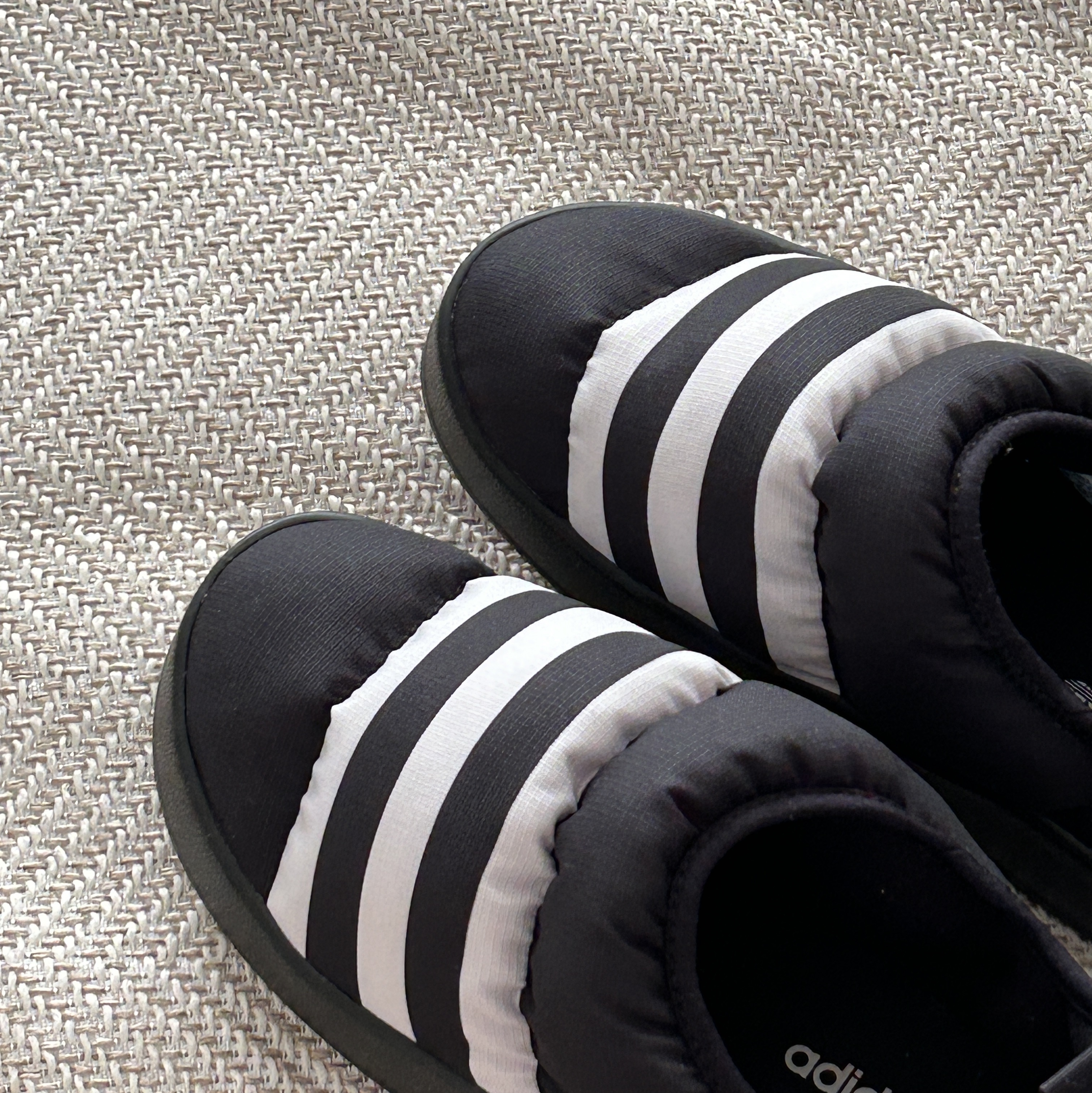 Adidas Puffylette Core Black 착용 스타일