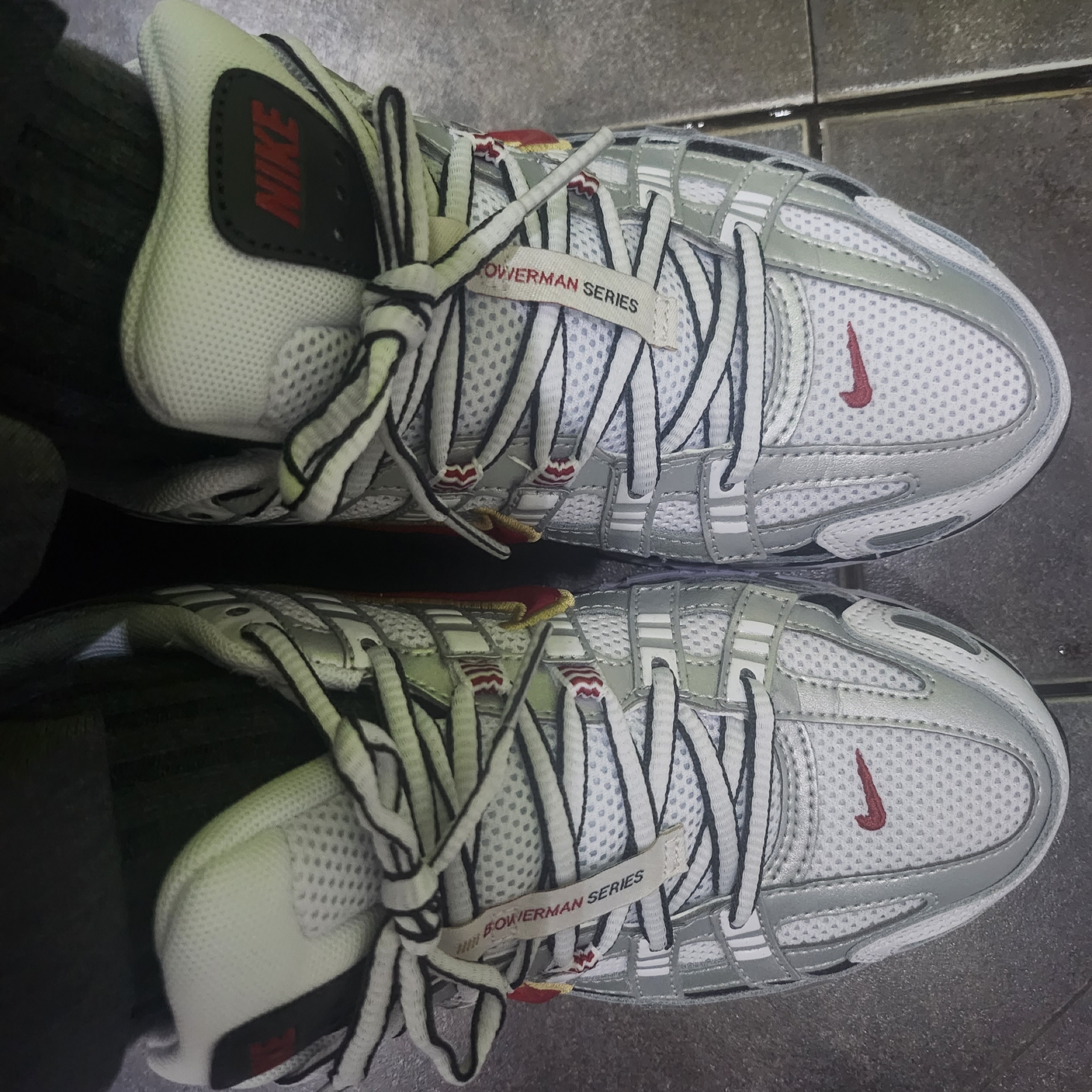 (W) Nike P-6000 Metallic Silver Red 착용 스타일