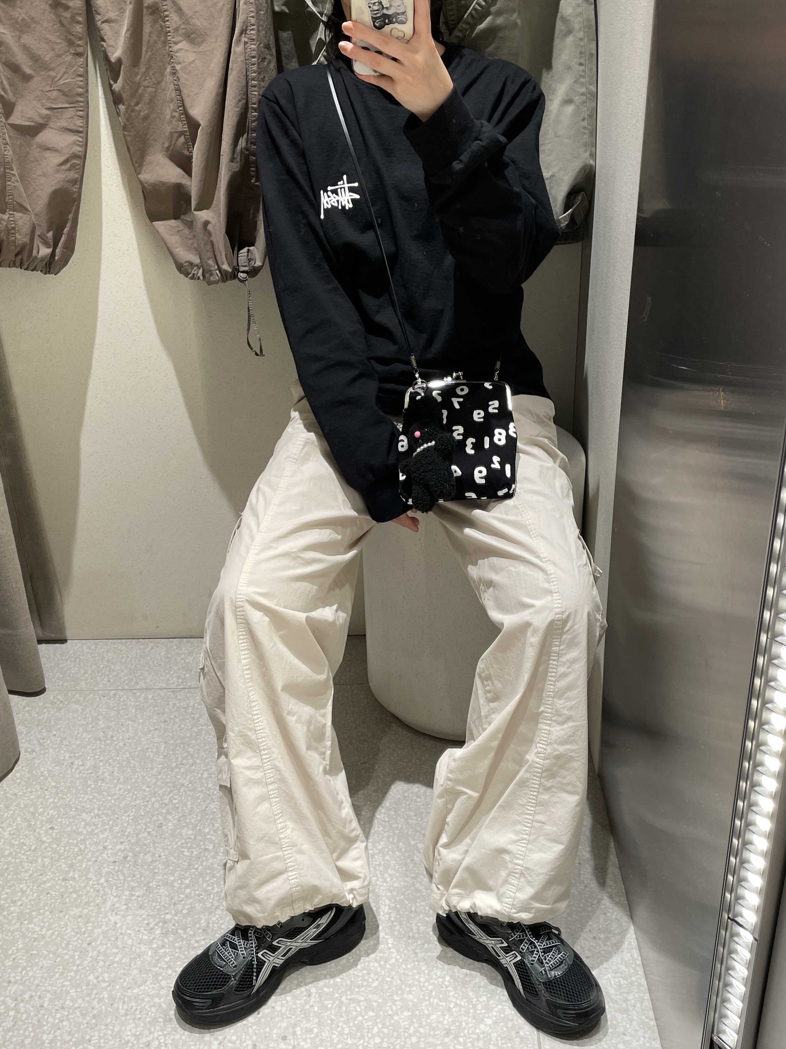 Stussy Basic Stussy LS T-Shirt Black 2023, Sou Sou Canvas Soft Gamaguchi Bag Large Black (with 110cm Black Leather Strap) 착용 스타일 - 2