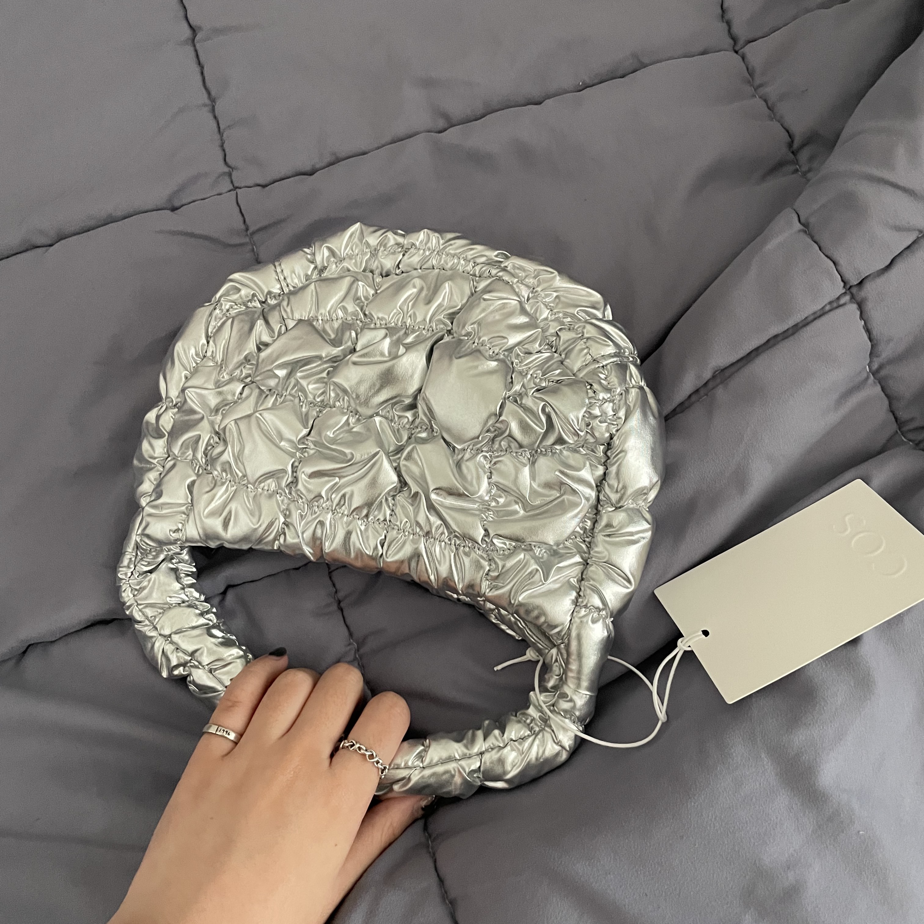 COS Quilted Micro Bag Silver 착용 스타일 - 3