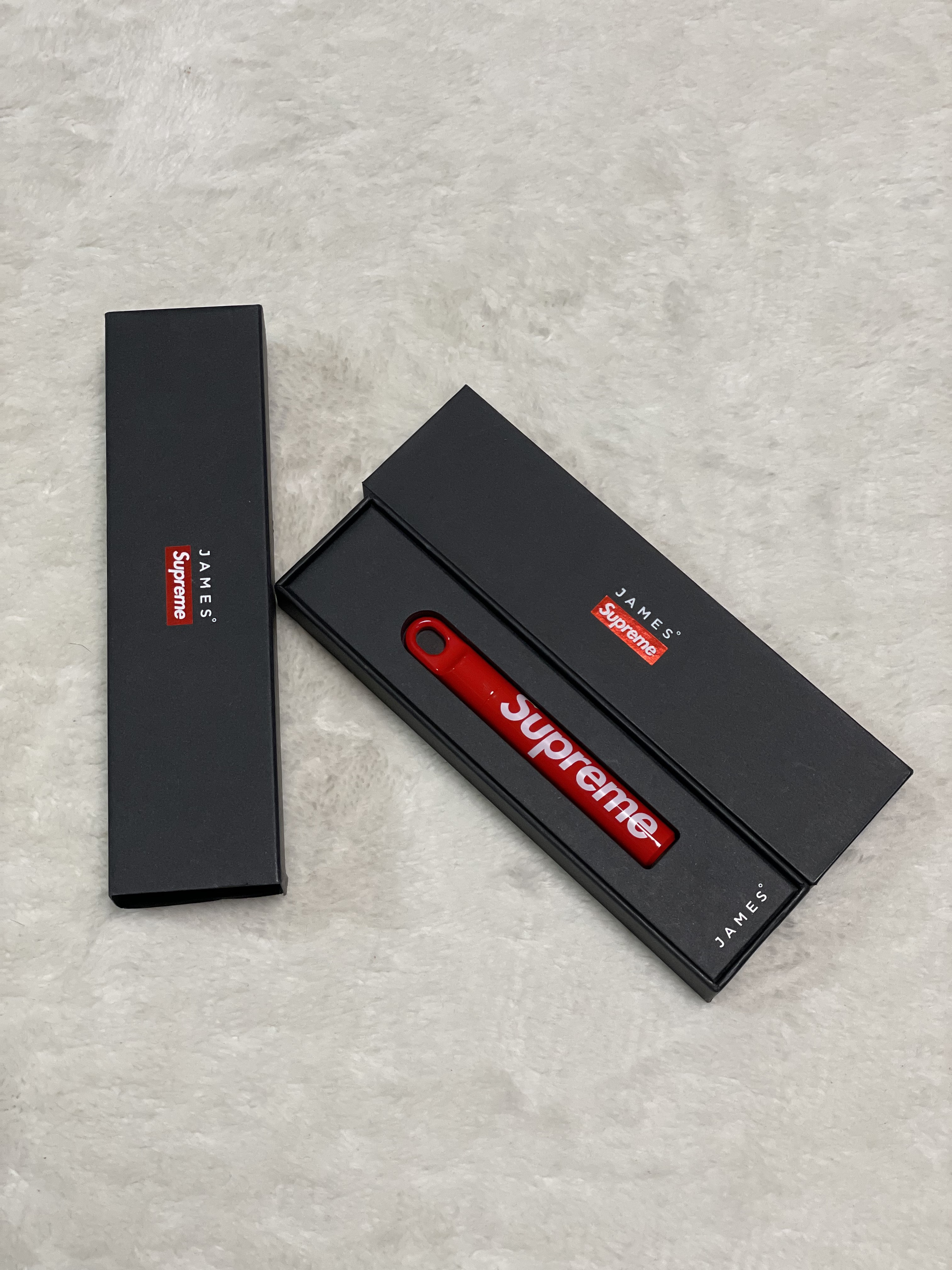 Supreme x James Brand Cache Red - 23FW 착용 스타일 - 1