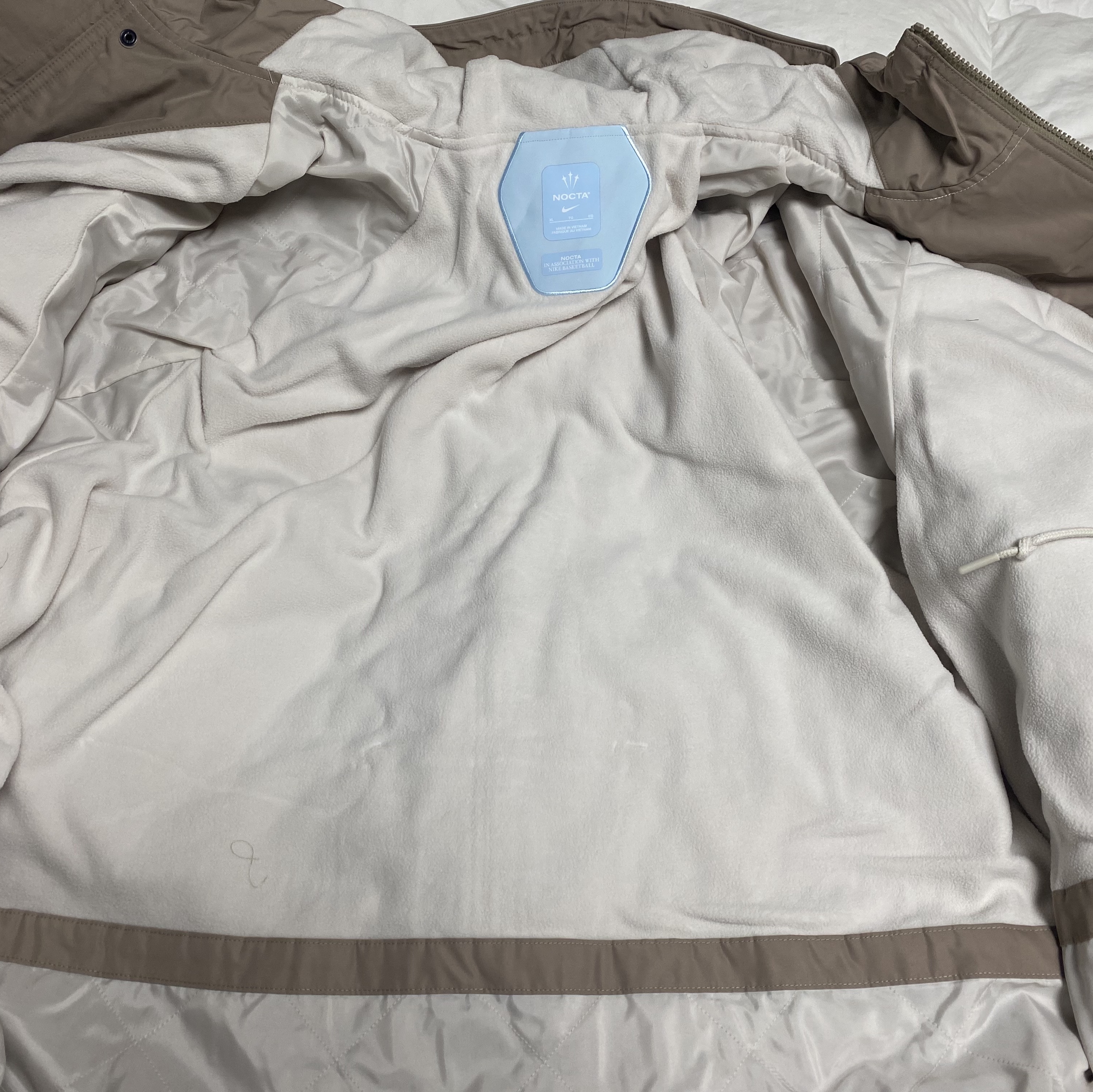 Nike x Drake Nocta Basketball Sideline Jacket Khaki (DV3647-248) 착용 스타일 - 4