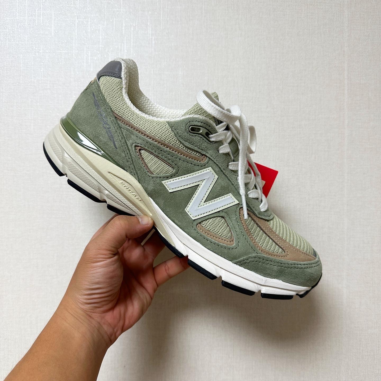 New Balance 990v4 Made in USA Olive Incense 착용 스타일 - 1