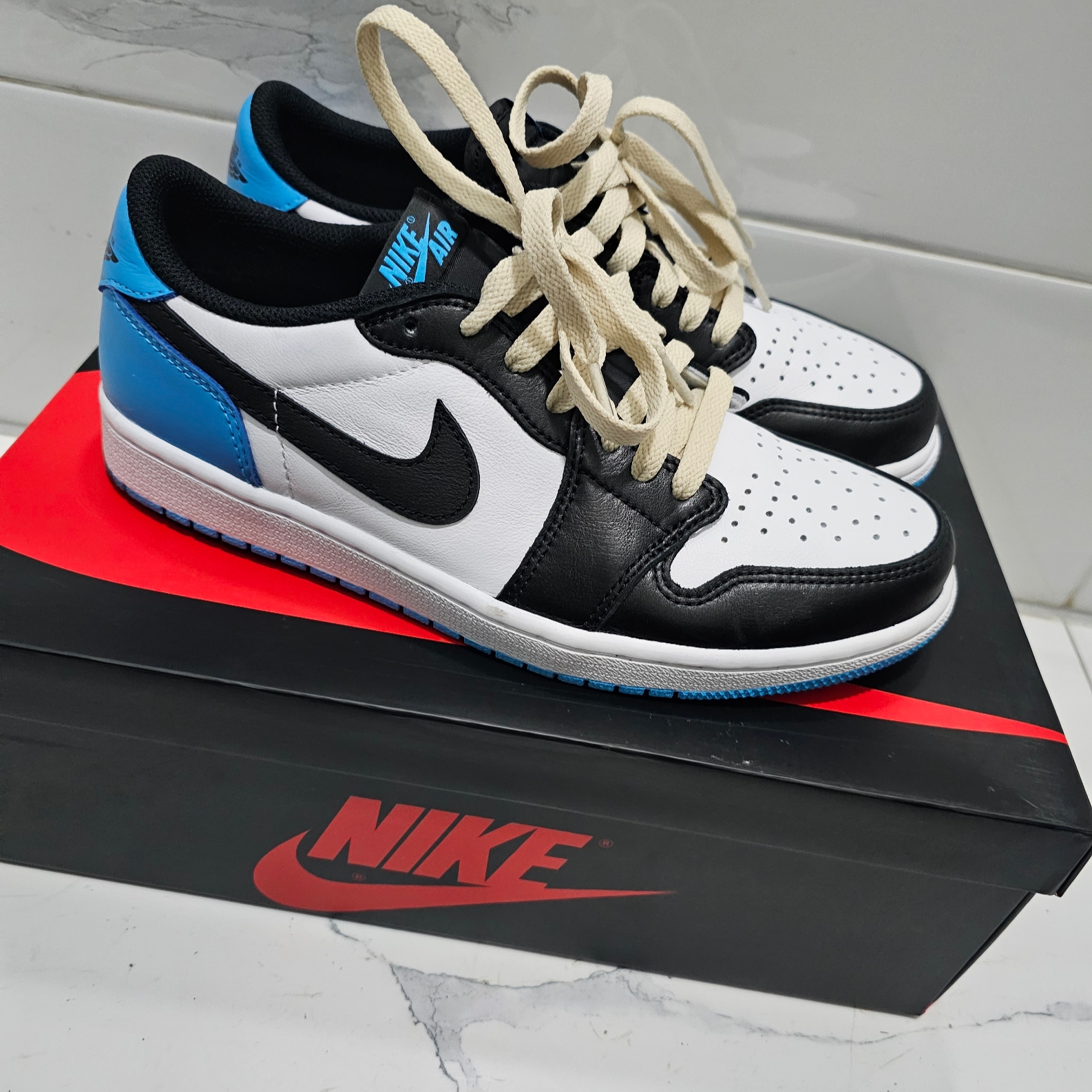 Jordan 1 Retro Low OG Black and Dark Powder Blue 착용 스타일 - 3