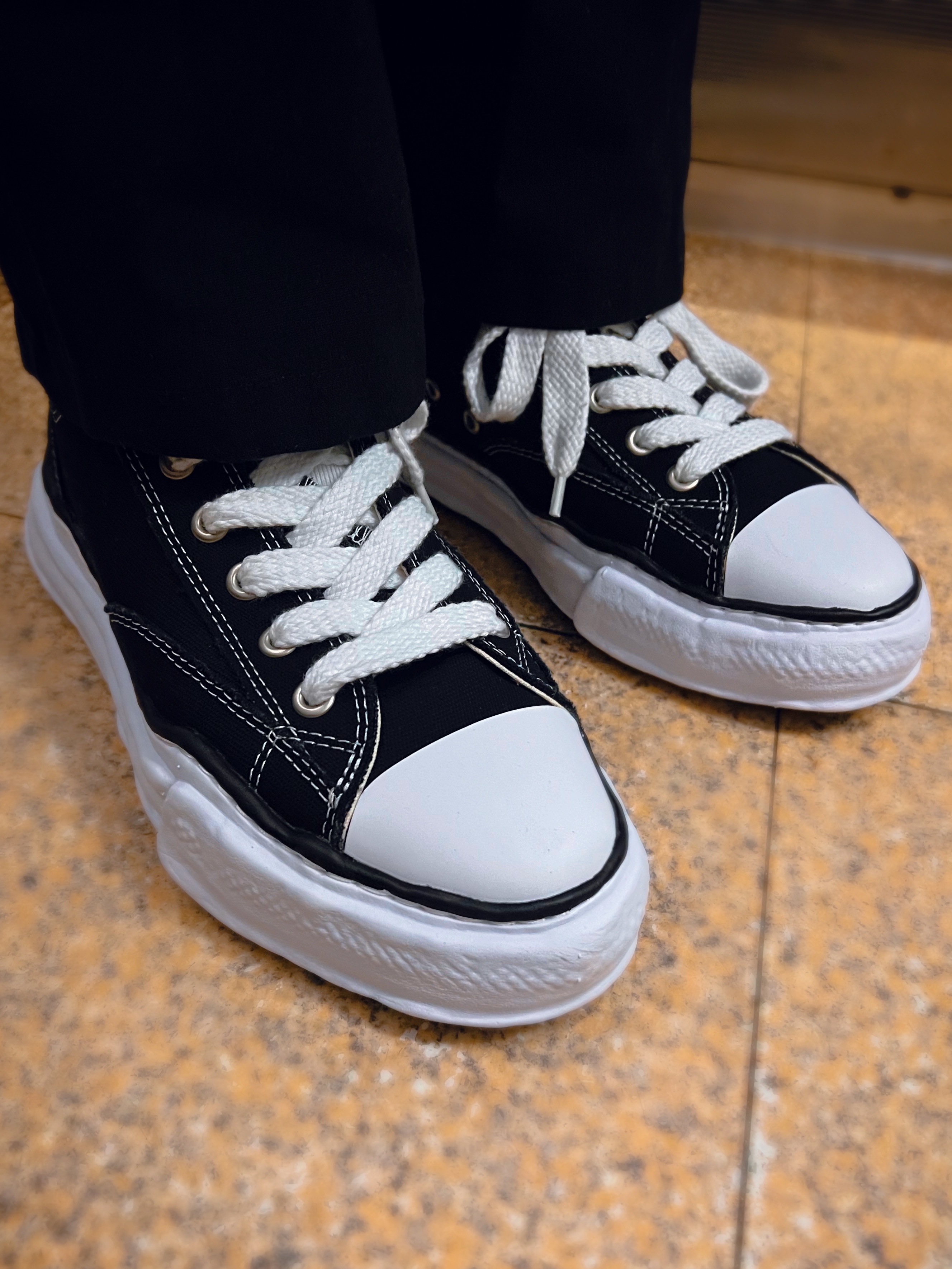Maison Mihara Yasuhiro Peterson OG Sole Canvas Low Sneakers Black 착용 스타일 - 3
