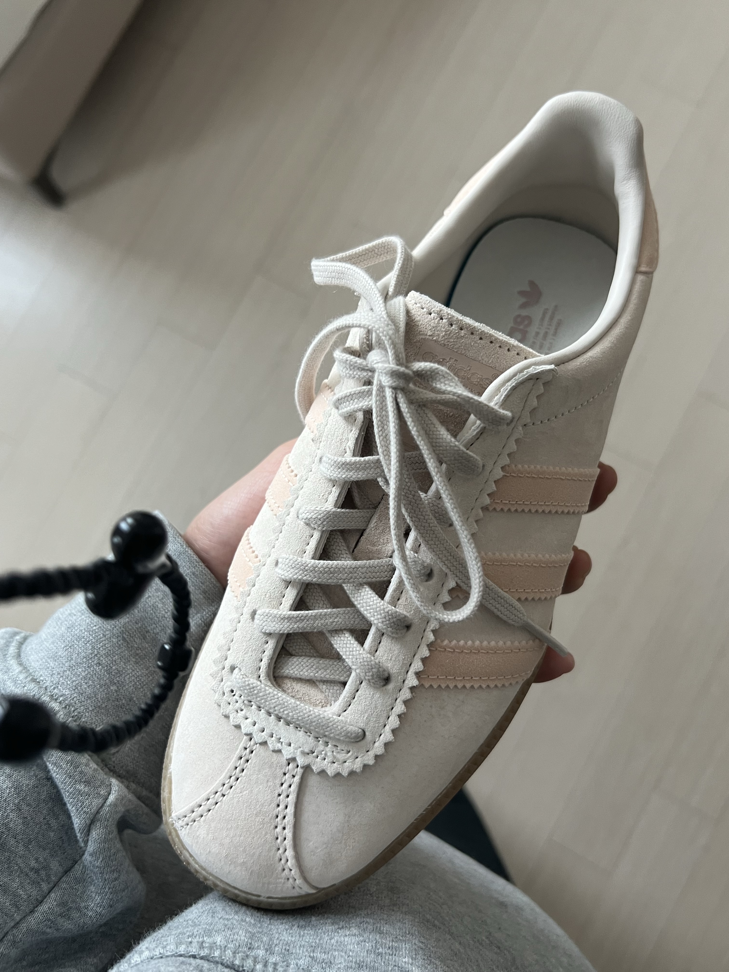 Adidas Bermuda Wonder White 착용 스타일 - 2