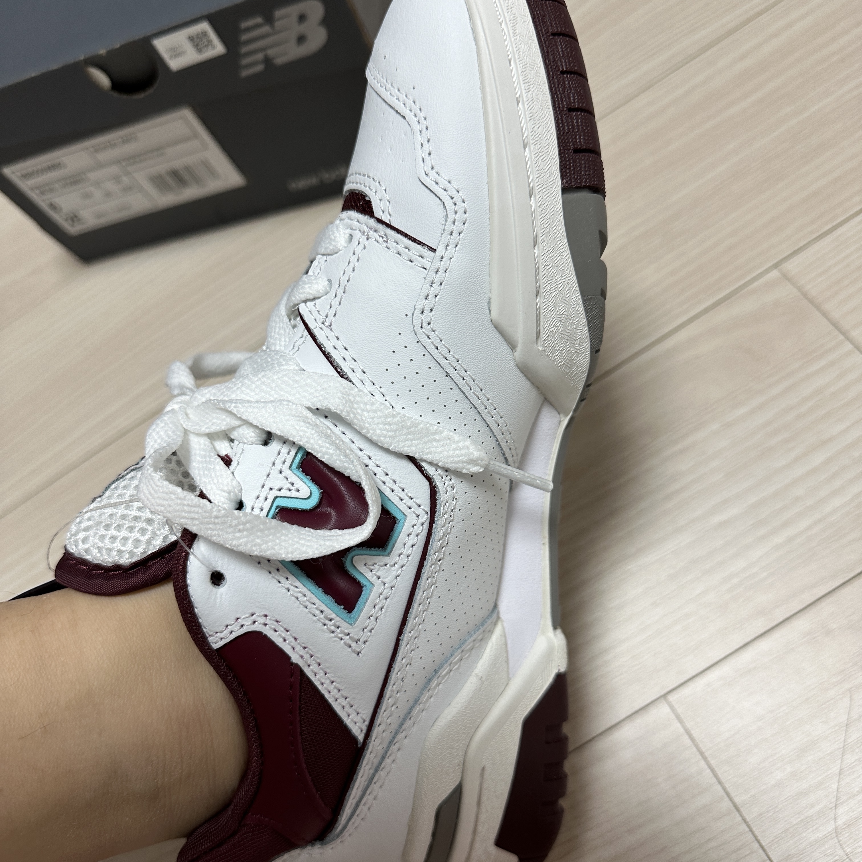New Balance 550 Burgundy Cyan - 2E Wide 착용 스타일 - 4