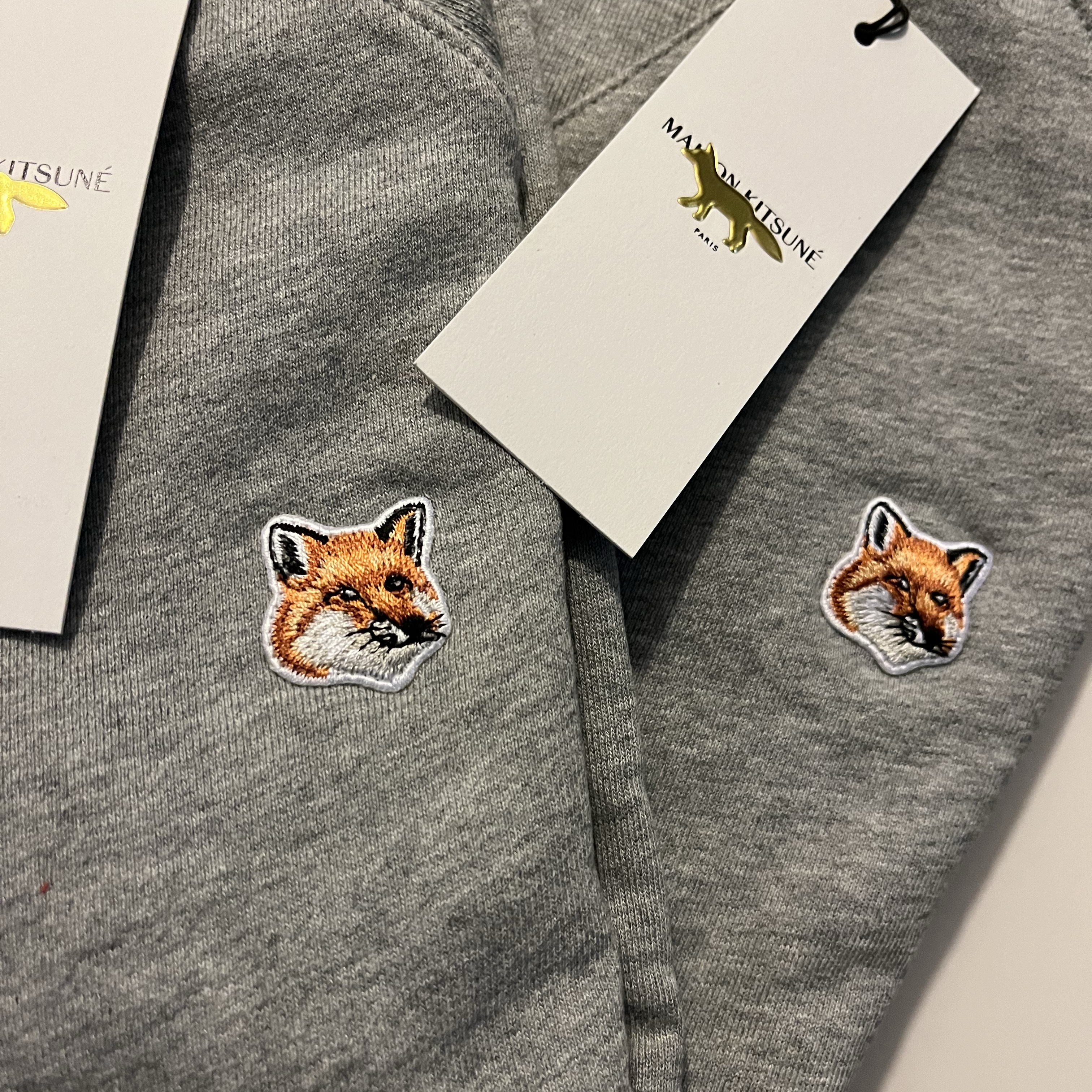 Maison Kitsune Fox Head Patch Classic Sweatshirt Grey Melange 착용 스타일