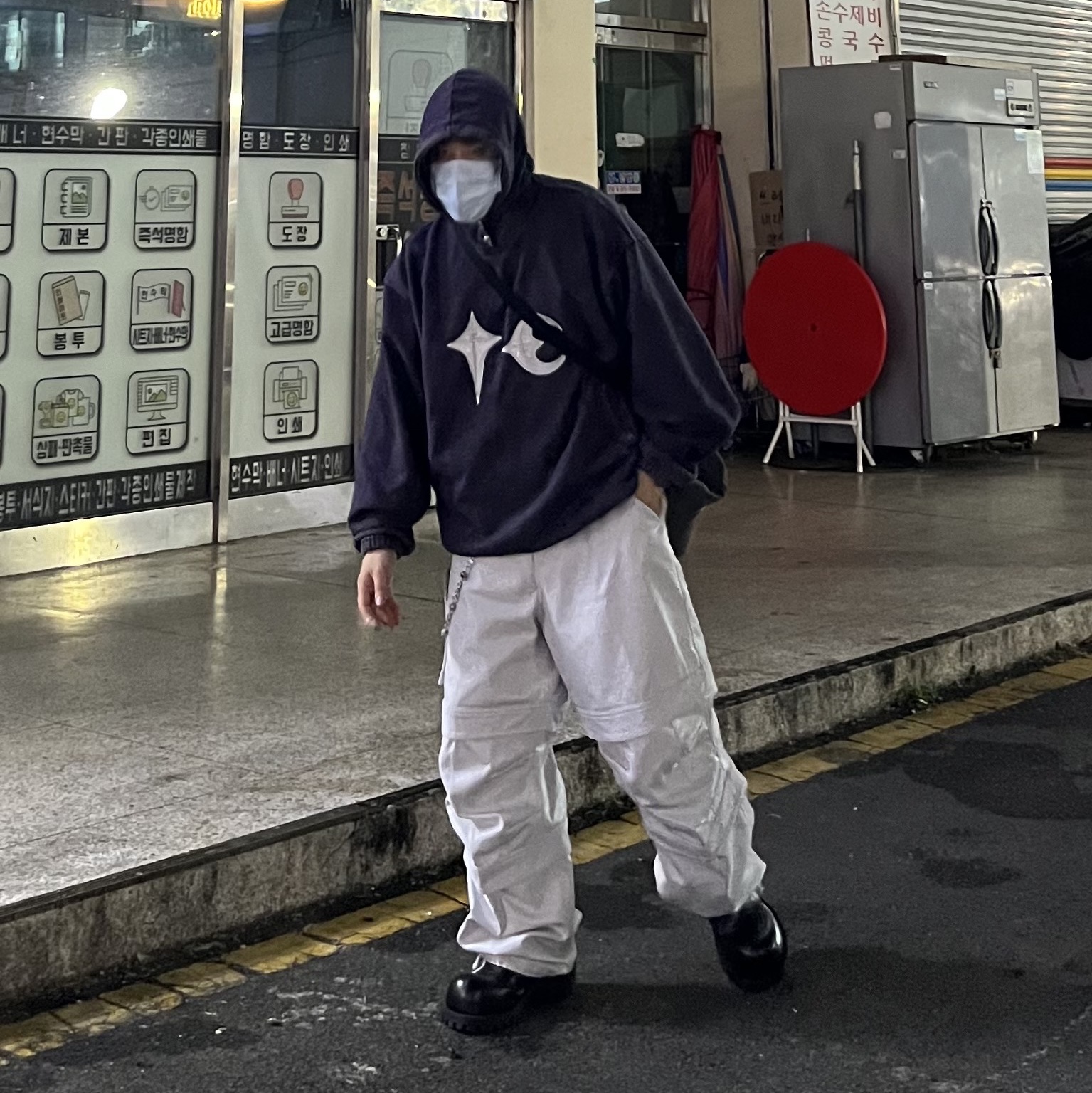 Farfromwhat Far Layered Work Pants White, Thug Club Rock Hoodie Navy 착용 스타일