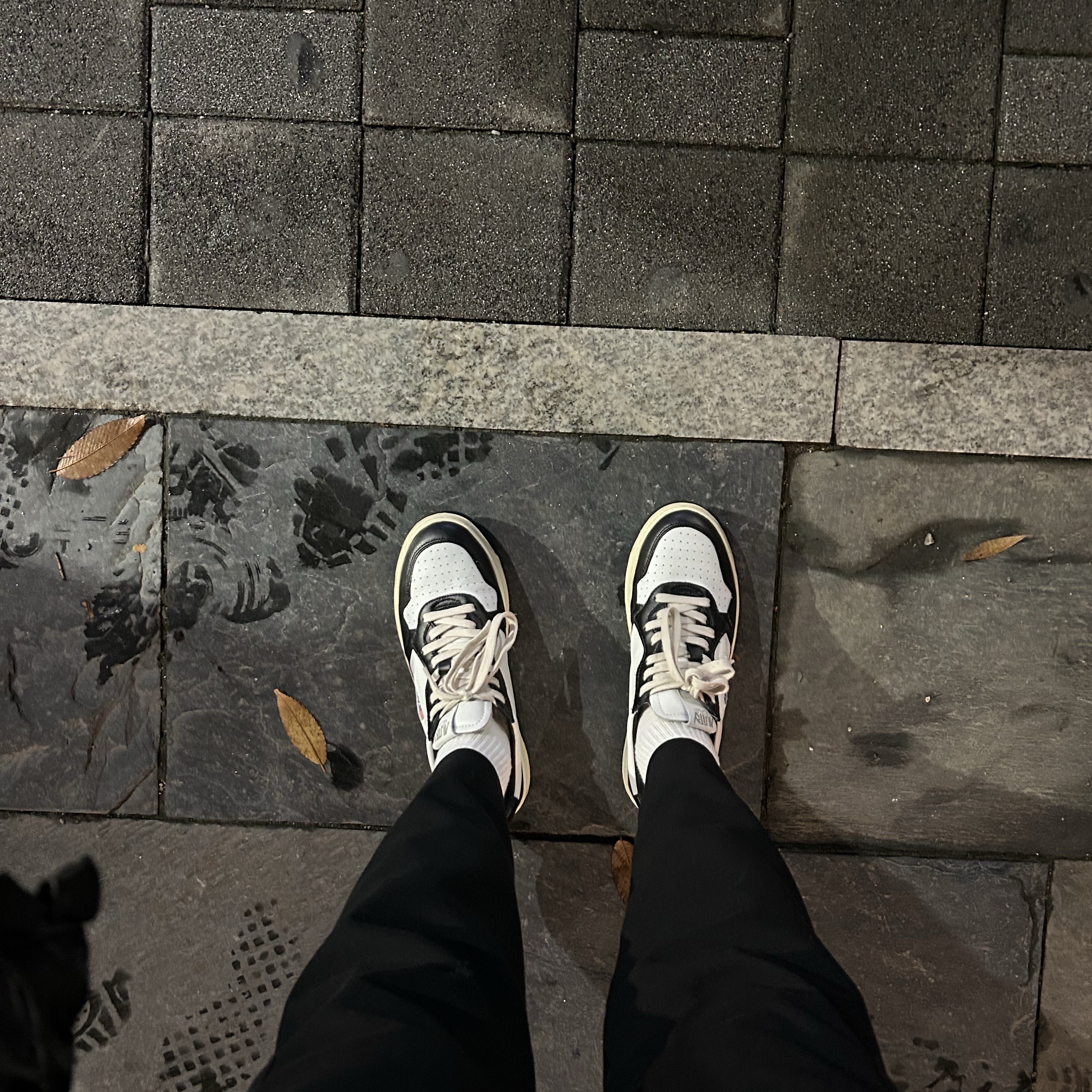 Autry Medalist Low Leather Sneakers Black White 착용 스타일