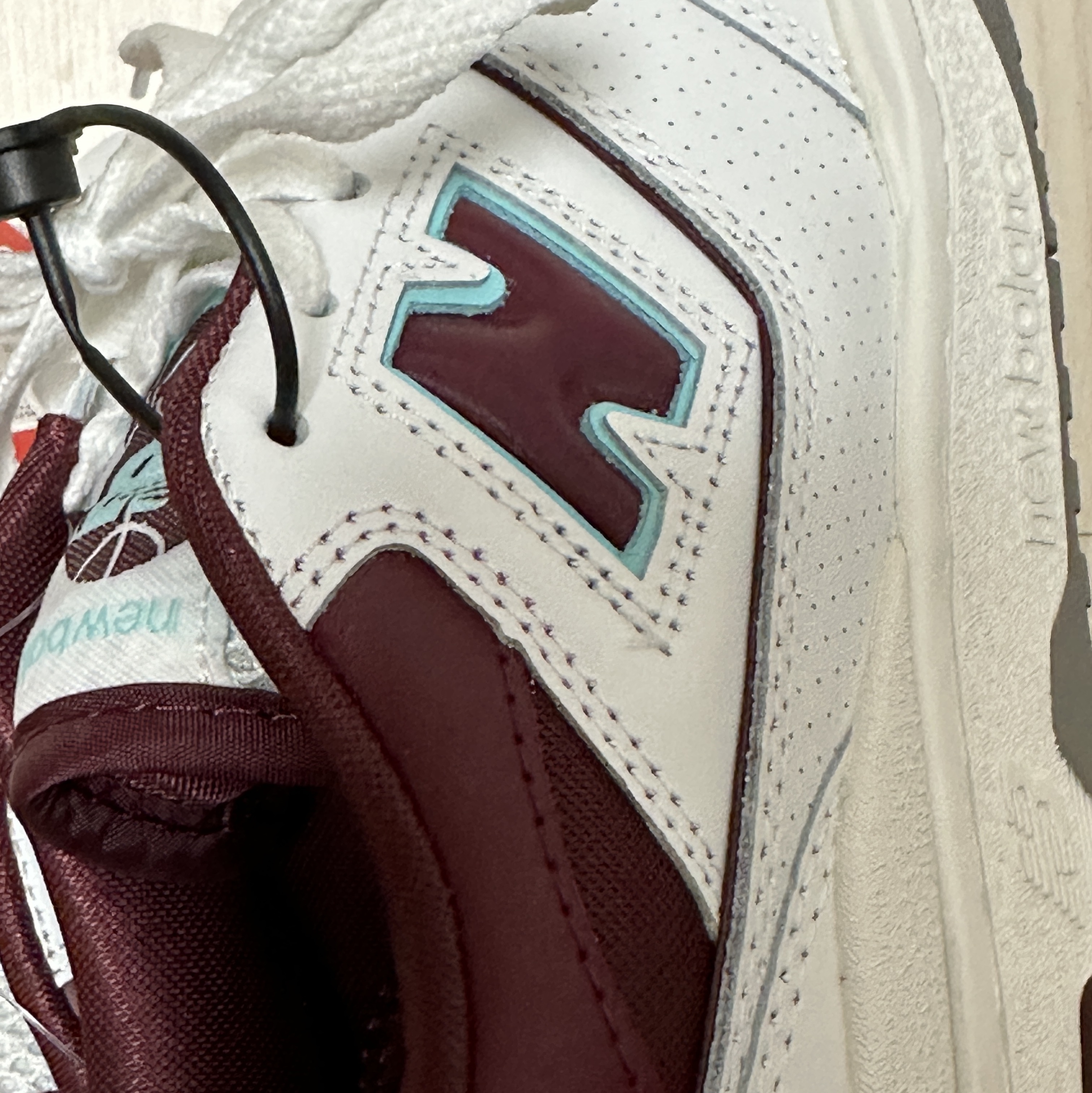 New Balance 550 Burgundy Cyan - 2E Wide 착용 스타일 - 3