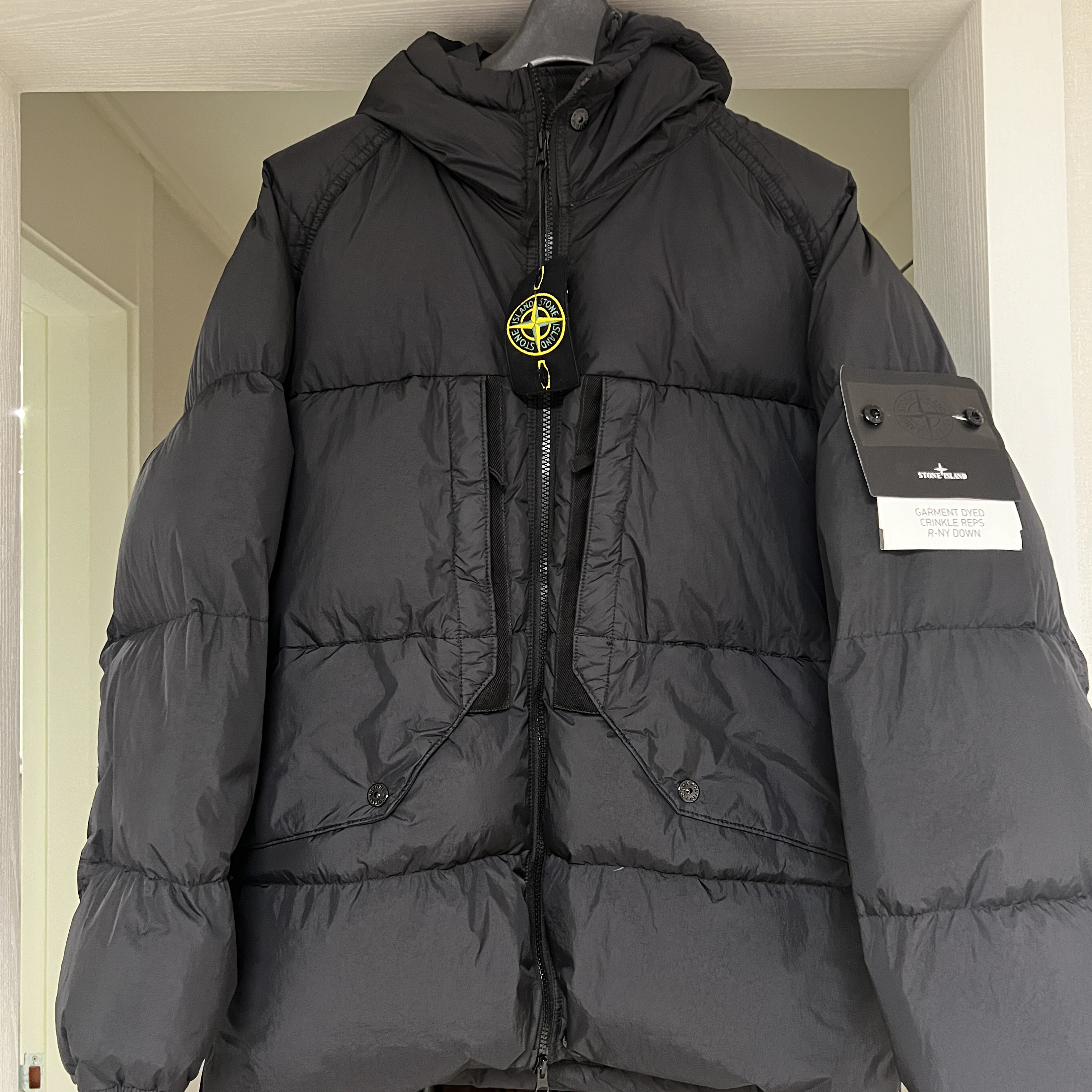 Stone Island 40723 Garment Dyed Crinkle Reps Recycled Nylon Hooded Down Jacket Black - 23FW 착용 스타일