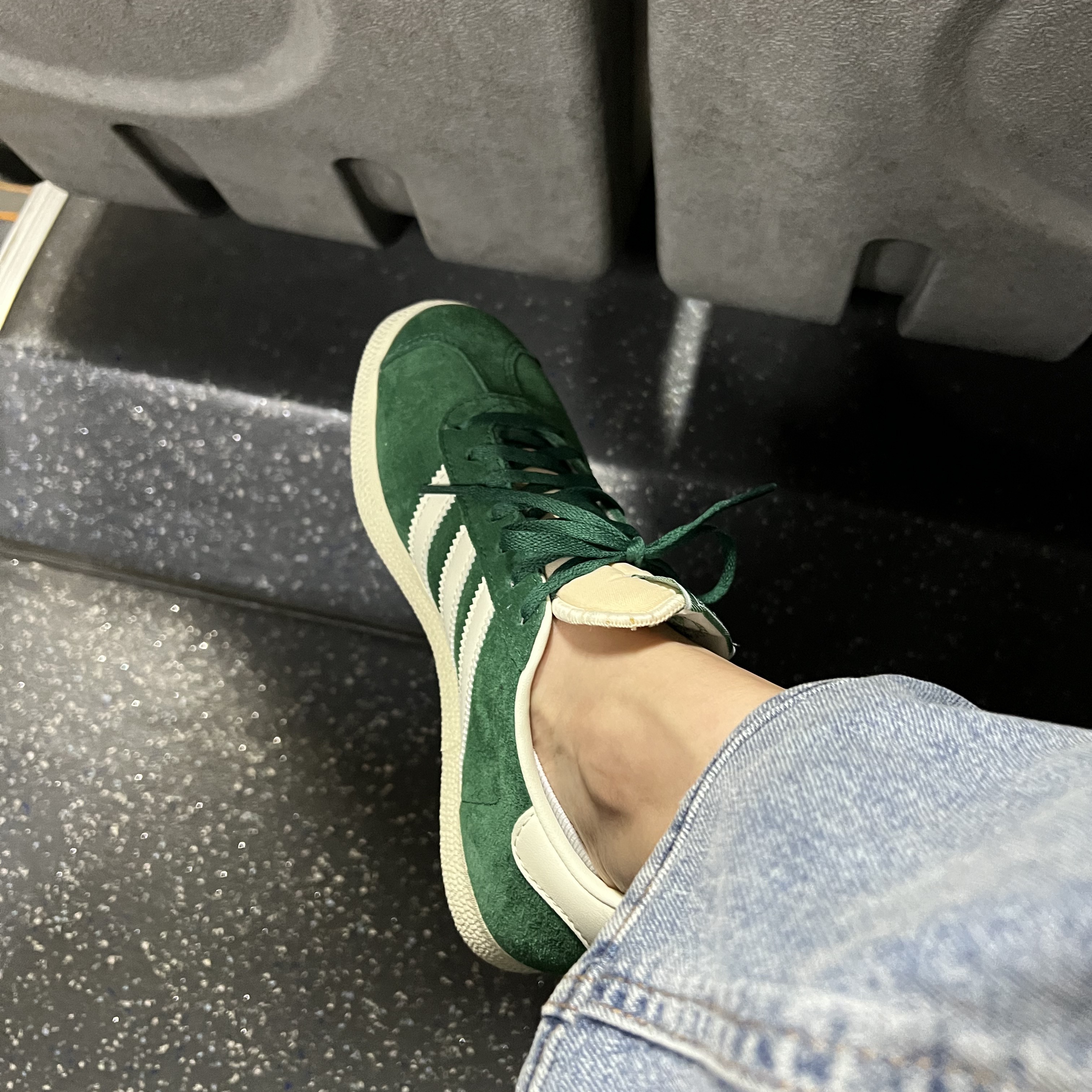 Adidas Gazelle Dark Green Cream White 착용 스타일 - 1