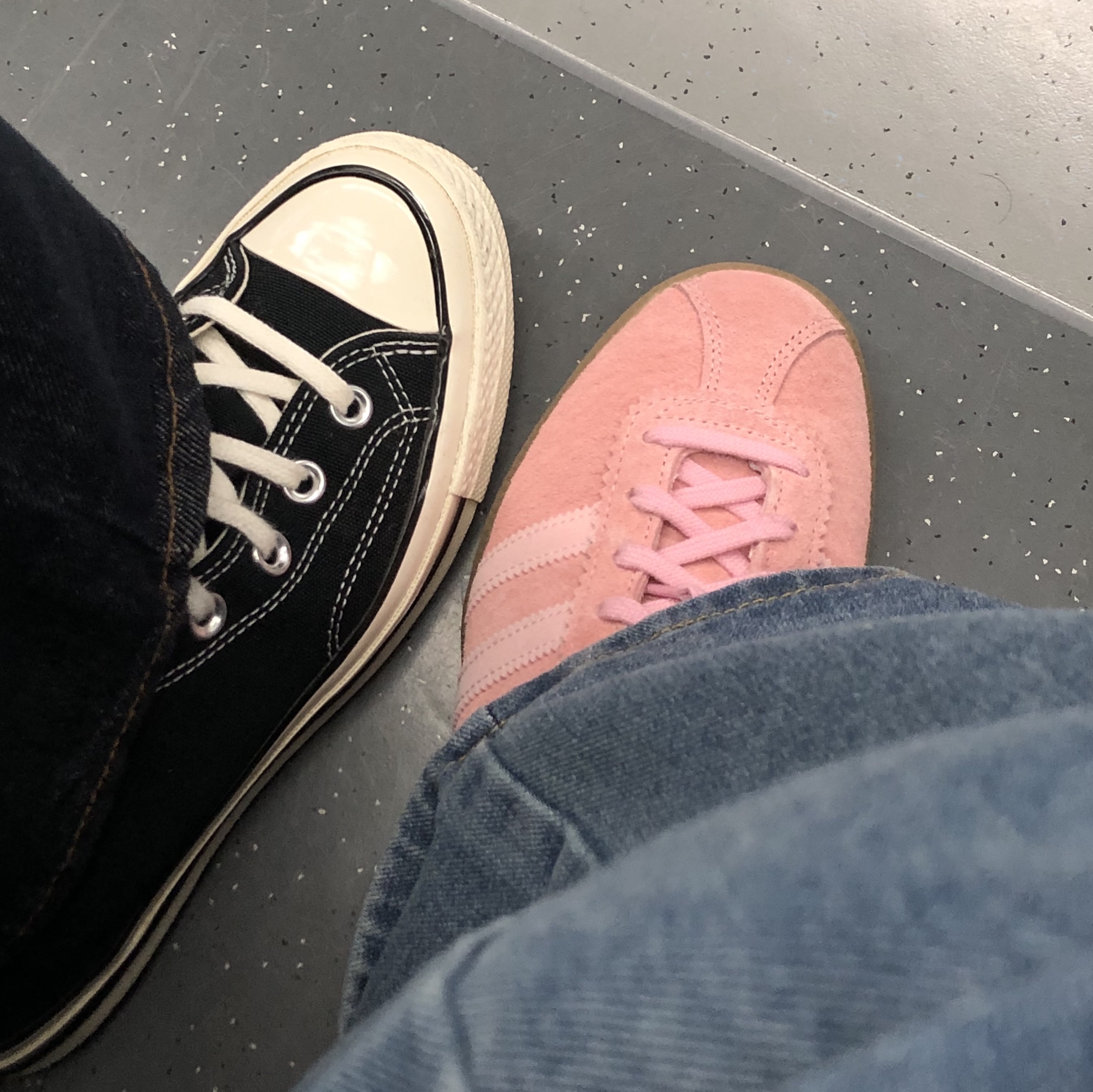 Adidas Bermuda Glow Pink 착용 스타일