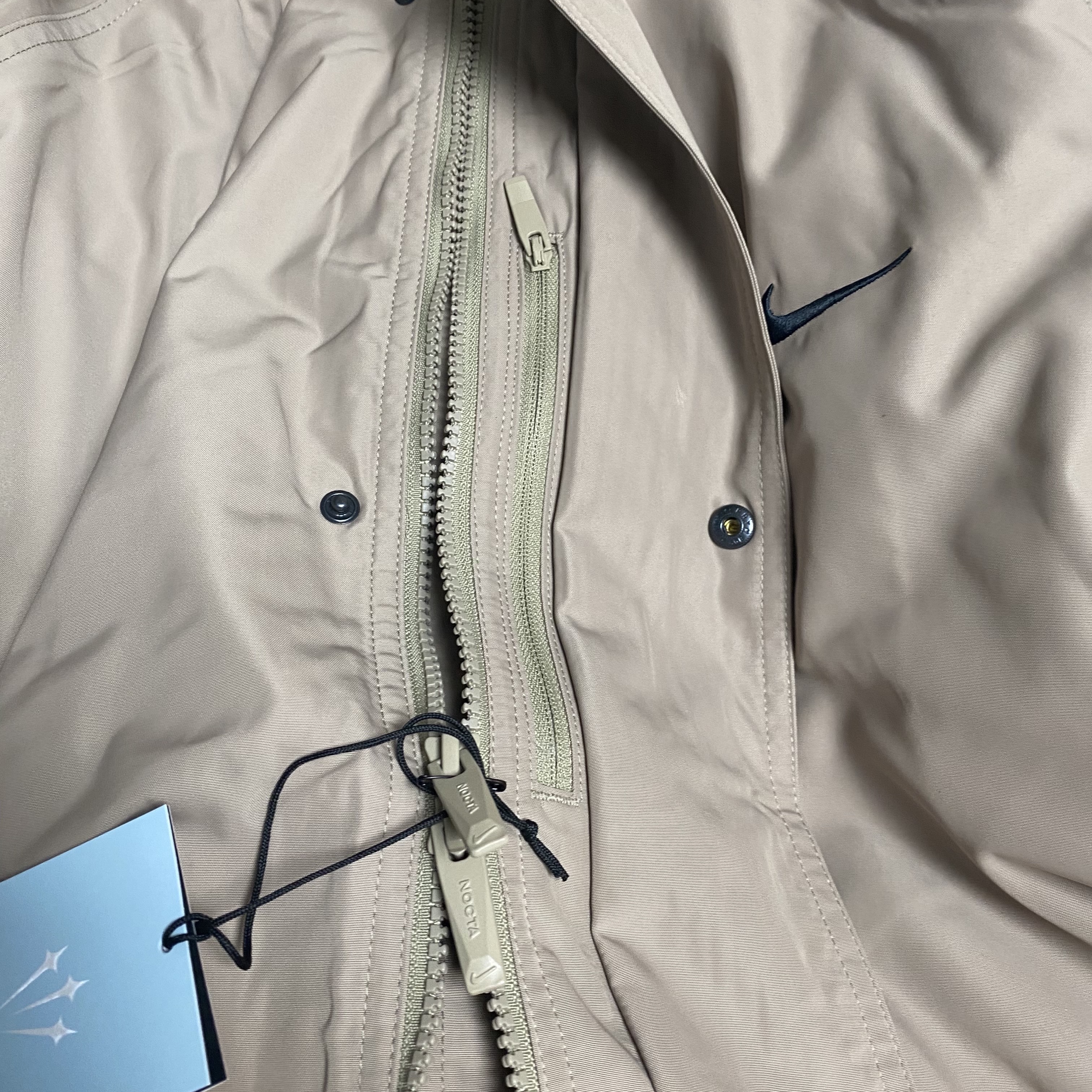 Nike x Drake Nocta Basketball Sideline Jacket Khaki (DV3647-248) 착용 스타일 - 3