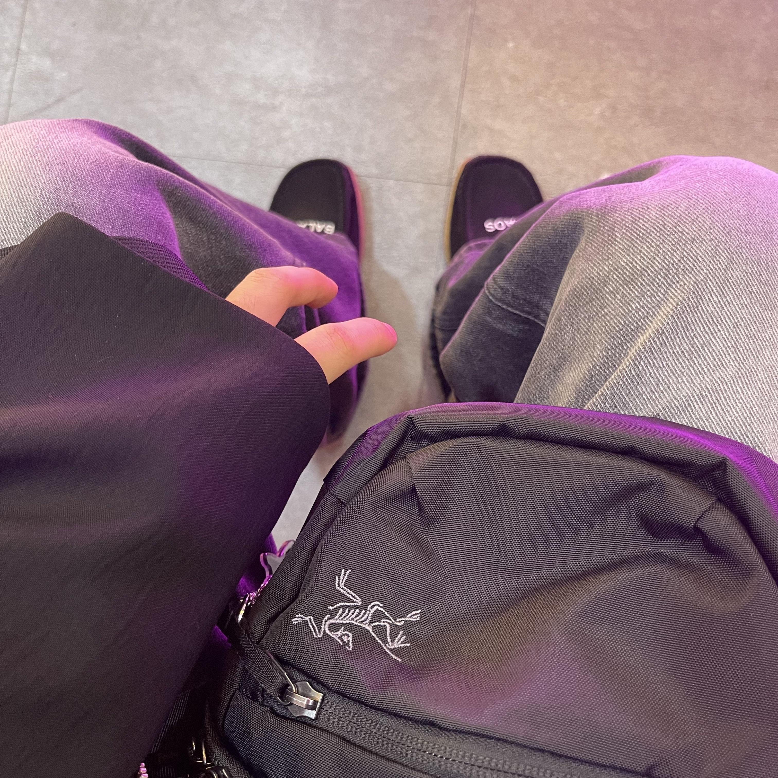 Clarks x Undercover Wallabee Boot Black, Arc'teryx Mantis 1 Waistpack Black 착용 스타일 - 1