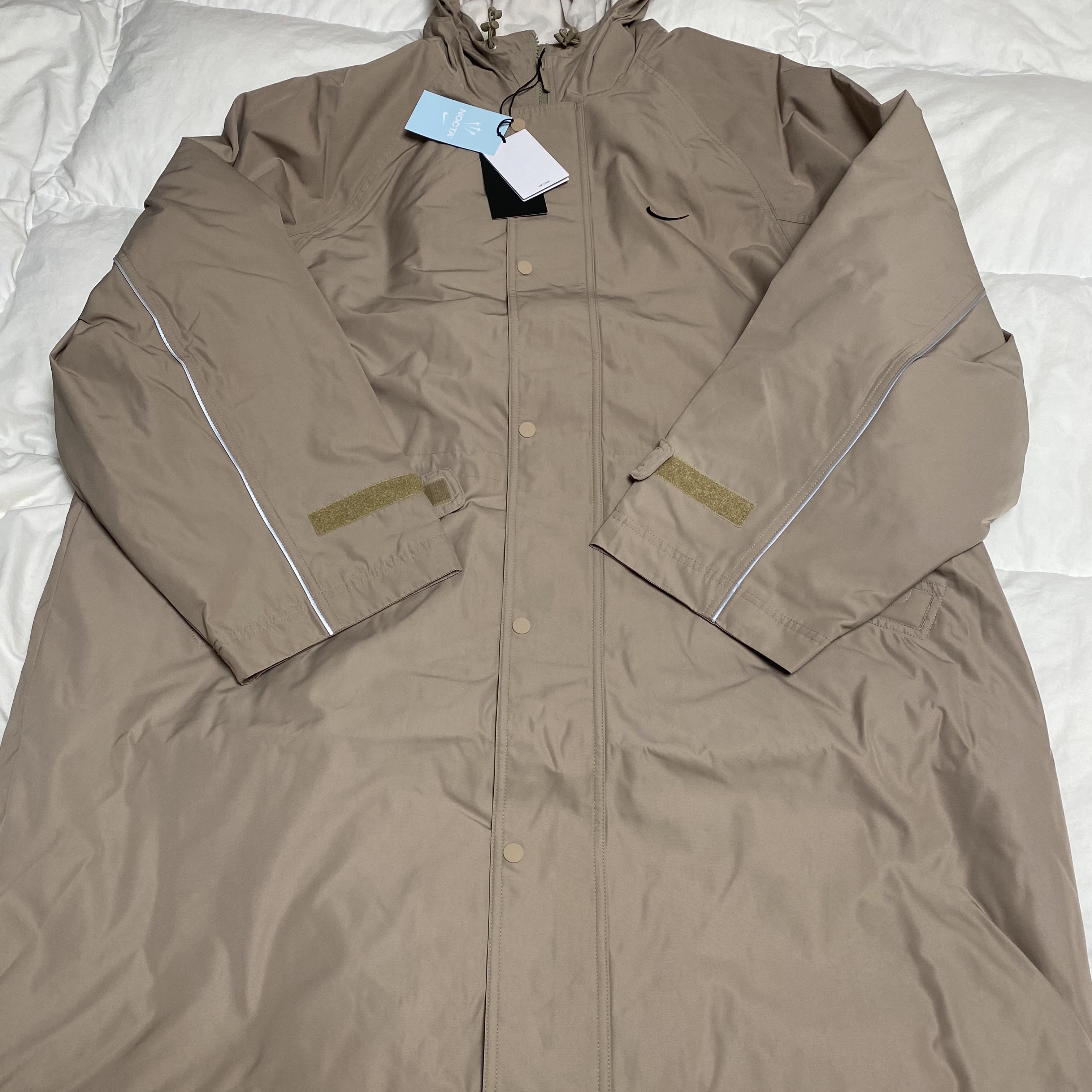 Nike x Drake Nocta Basketball Sideline Jacket Khaki (DV3647-248) 착용 스타일 - 1