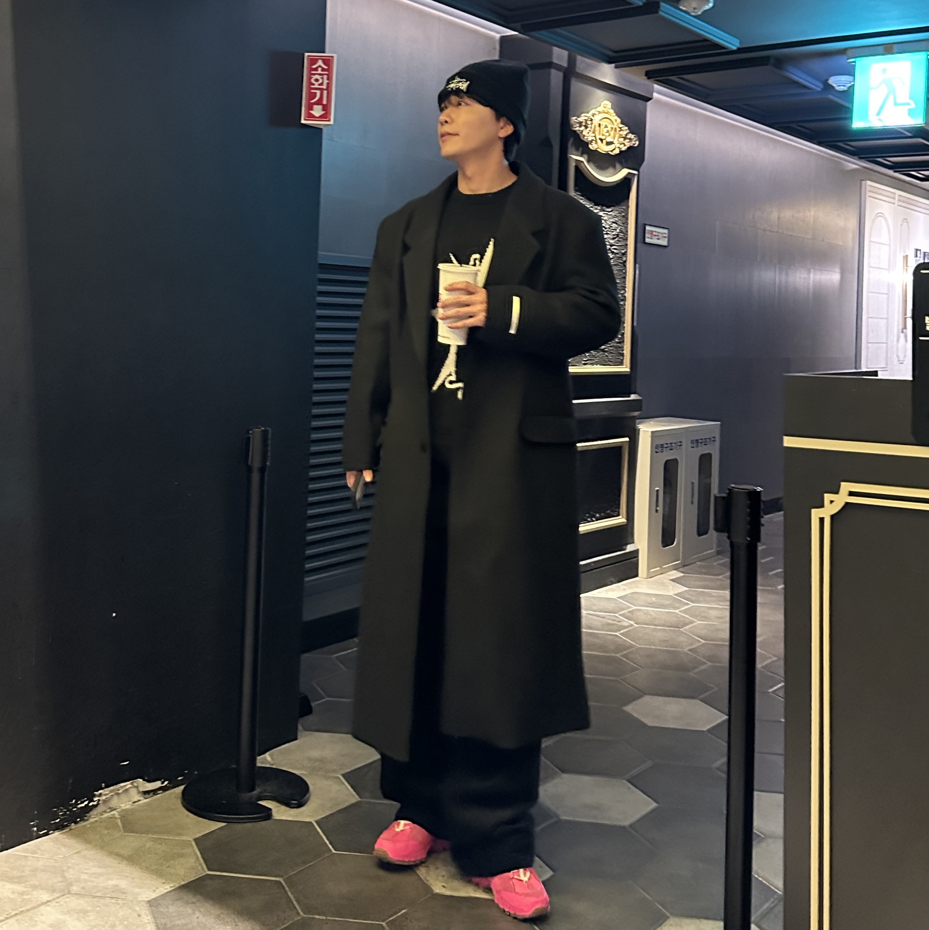 Nike x Jacquemus Air Humara LX Pink Flash, Stussy Stock Cuff Beanie Black 착용 스타일 - 1