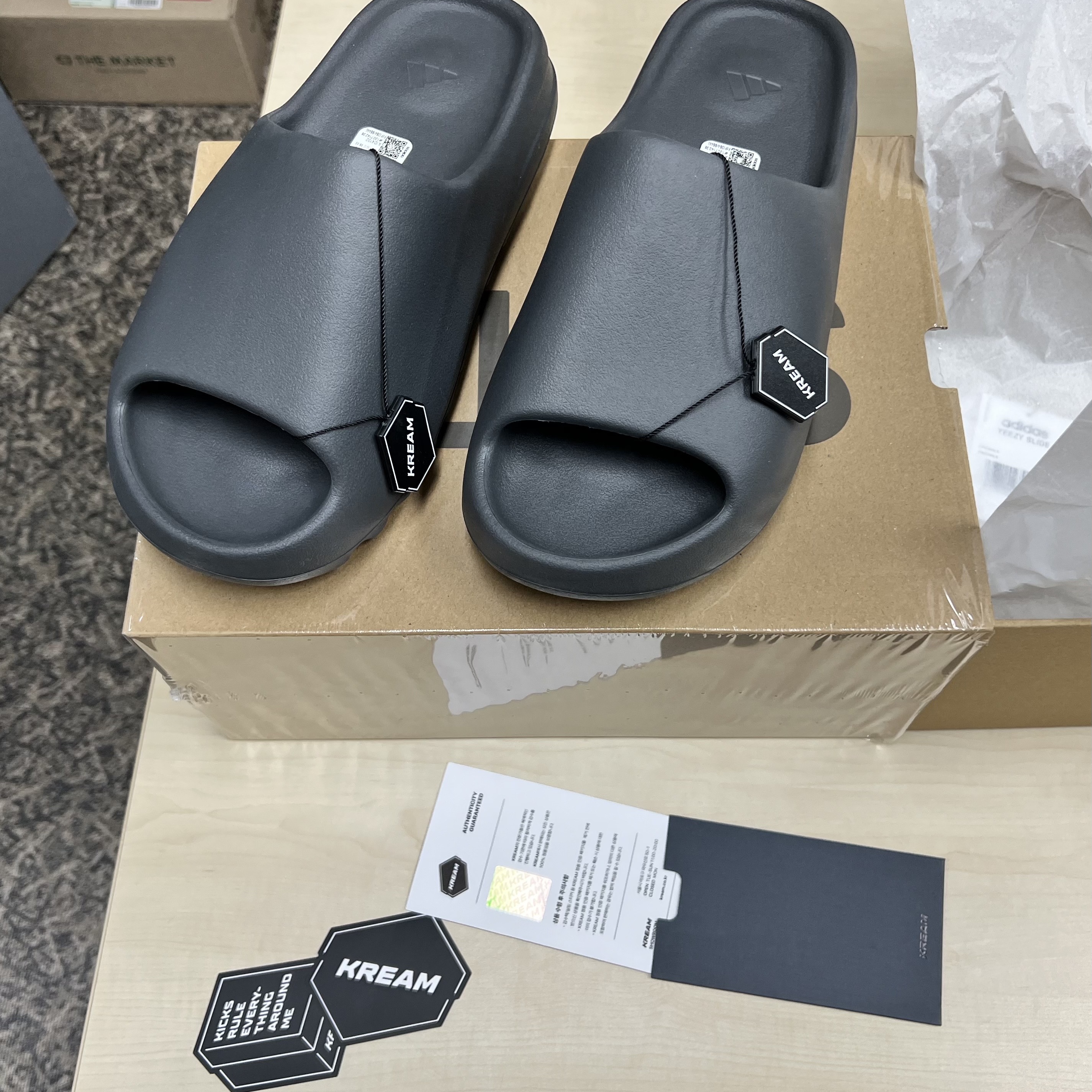Adidas Yeezy Slide Granite 착용 스타일