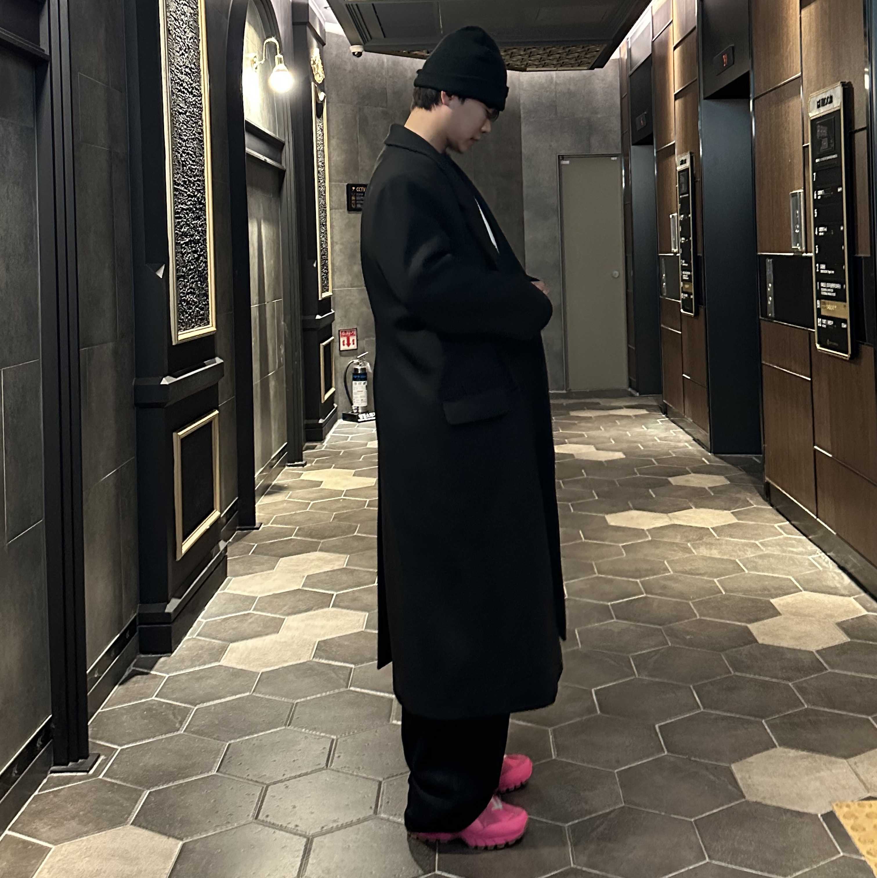 Nike x Jacquemus Air Humara LX Pink Flash, Stussy Stock Cuff Beanie Black 착용 스타일 - 2