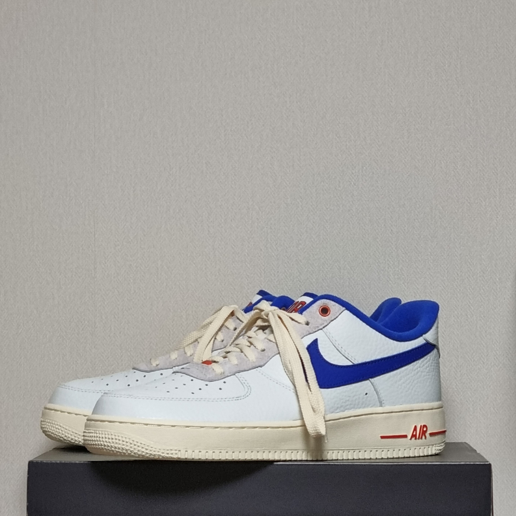 (W) Nike Air Force 1 '07 LX University Blue and Summit White 착용 스타일