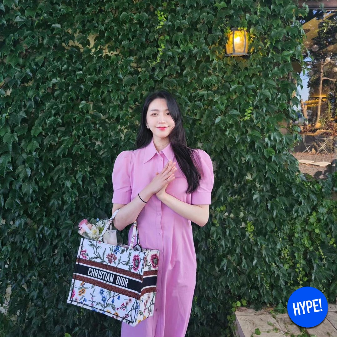 Chanel Coco Crush Ring Quilted Motif Mini & 18K White Gold, (W) Calvin Klein Jeans Volume Neck Cropped Down Puffer White 착용 스타일 - 9