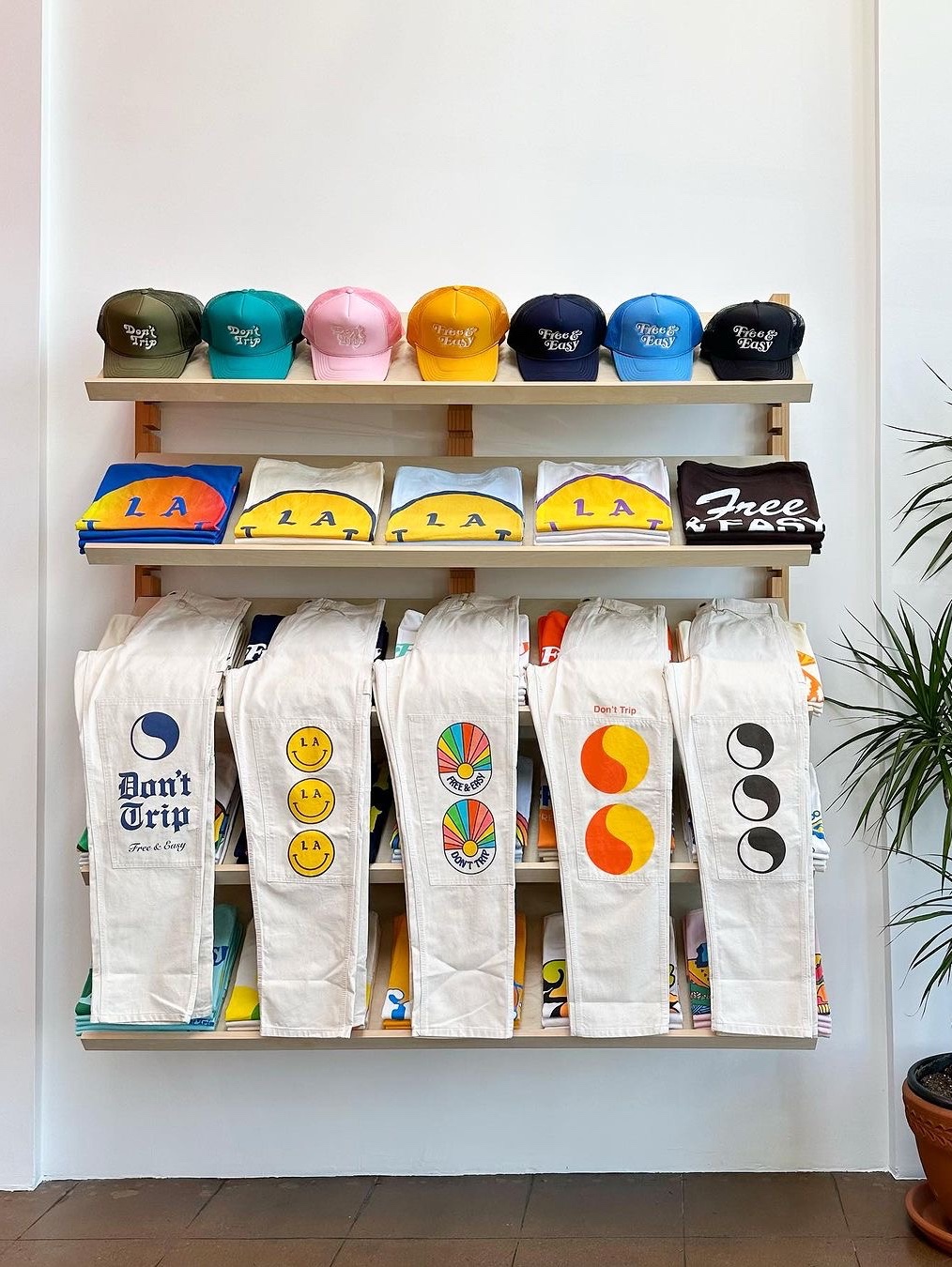 Free & Easy Don't Trip Strapback Hat Black, Free & Easy Be Happy LA SS T-Shirt Blue 착용 스타일