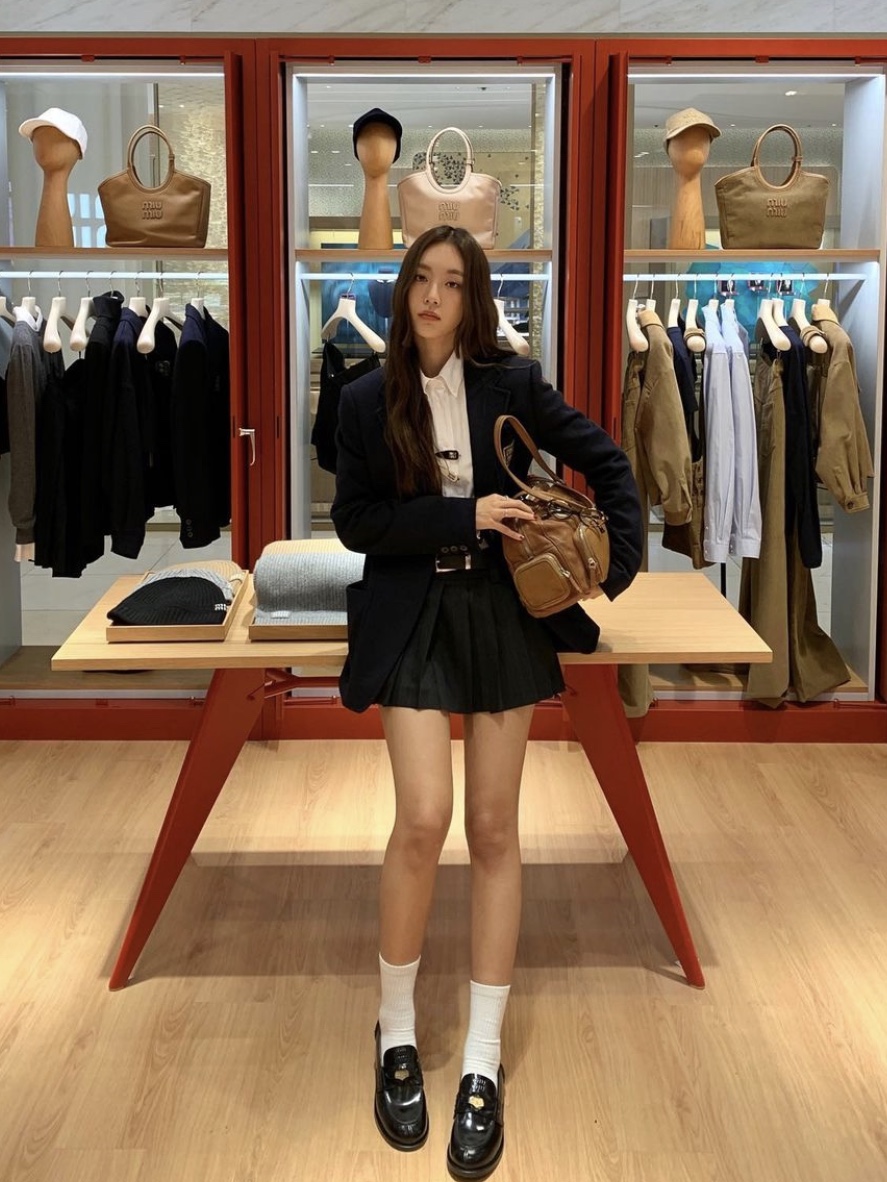(W) Miu Miu Leather Penny Loafers Black 착용 스타일