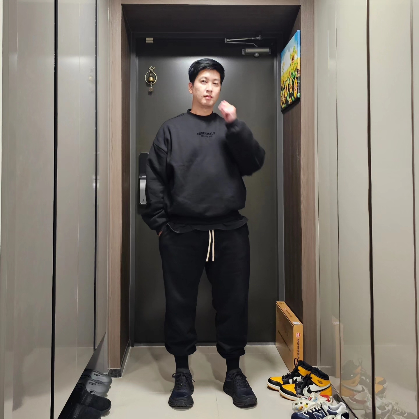 Hoka Bondi 8 Black - Wide, Essentials Crewneck Jet Black - 23FW 착용 스타일 - 3