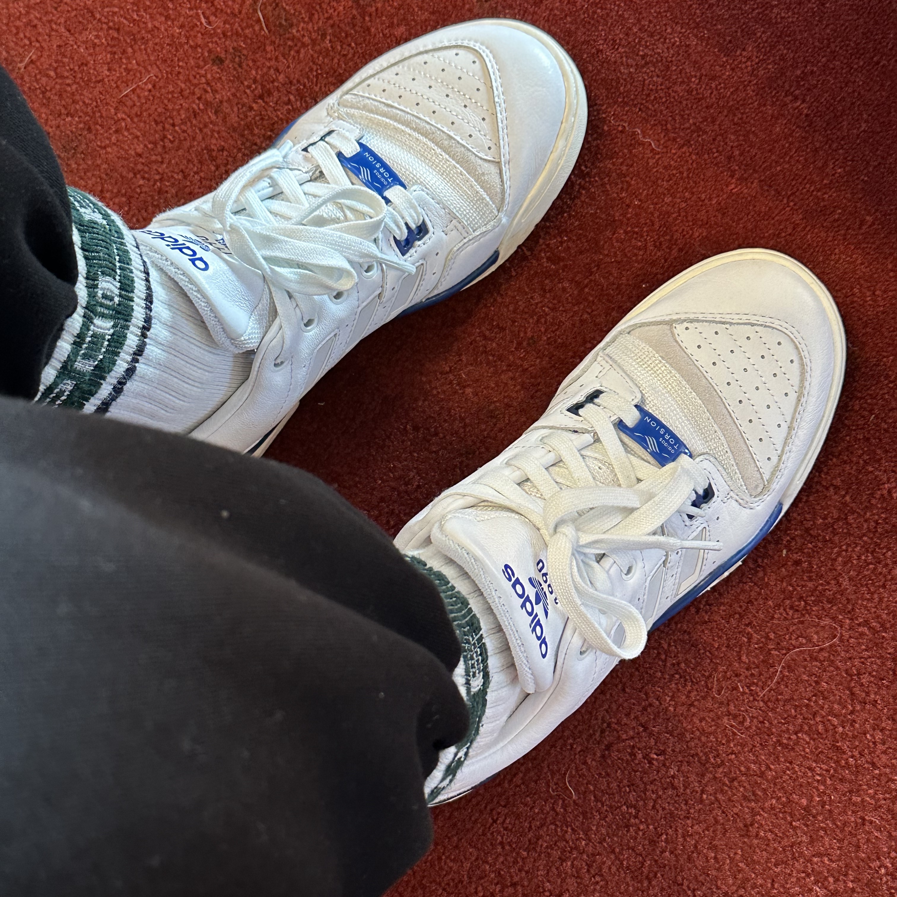 Adidas x Kith Torsion Edberg Comp Crystal White Royal 착용 스타일