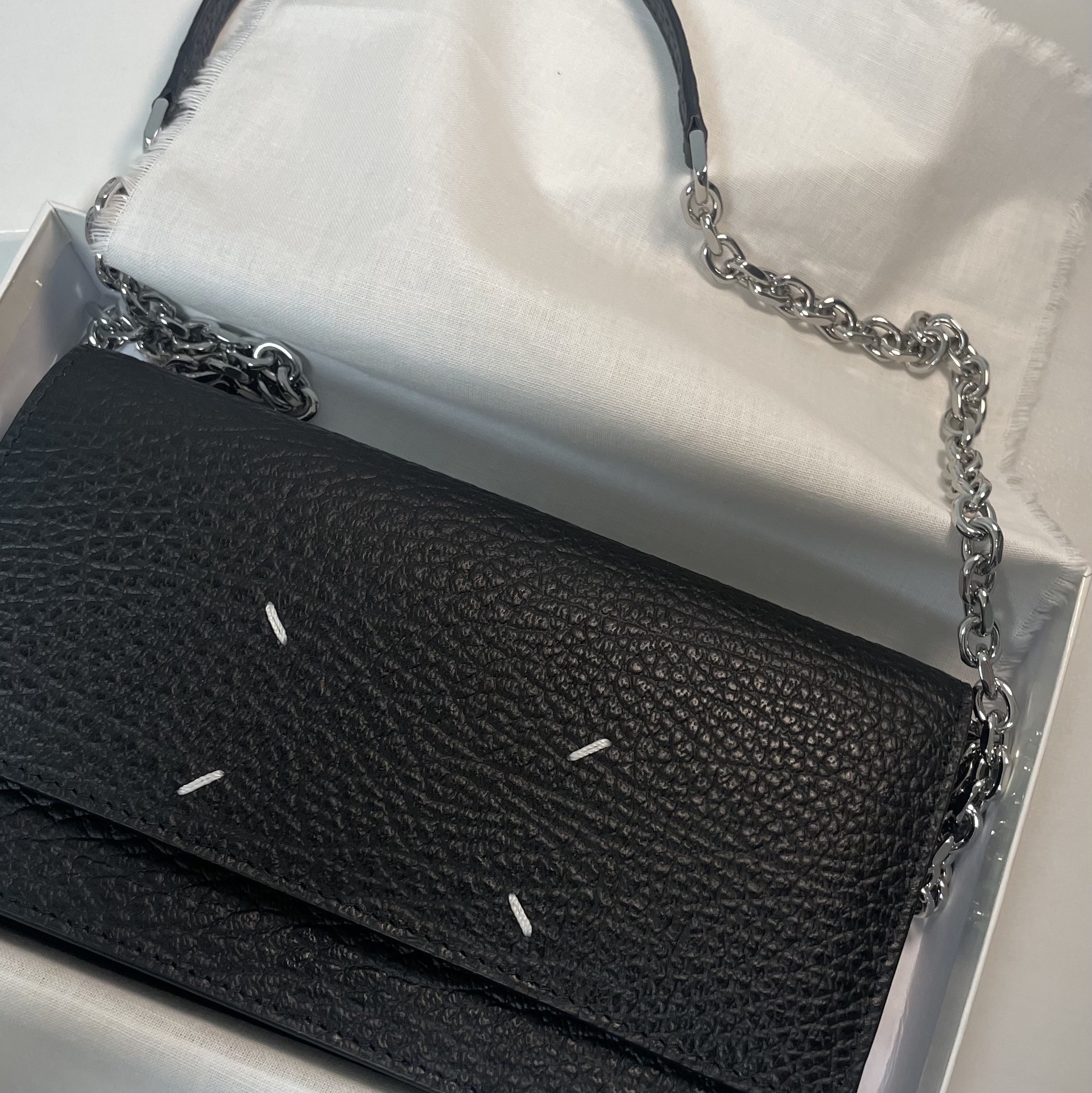 Maison Margiela Four Stitches Chain Flap Wallet Black 착용 스타일