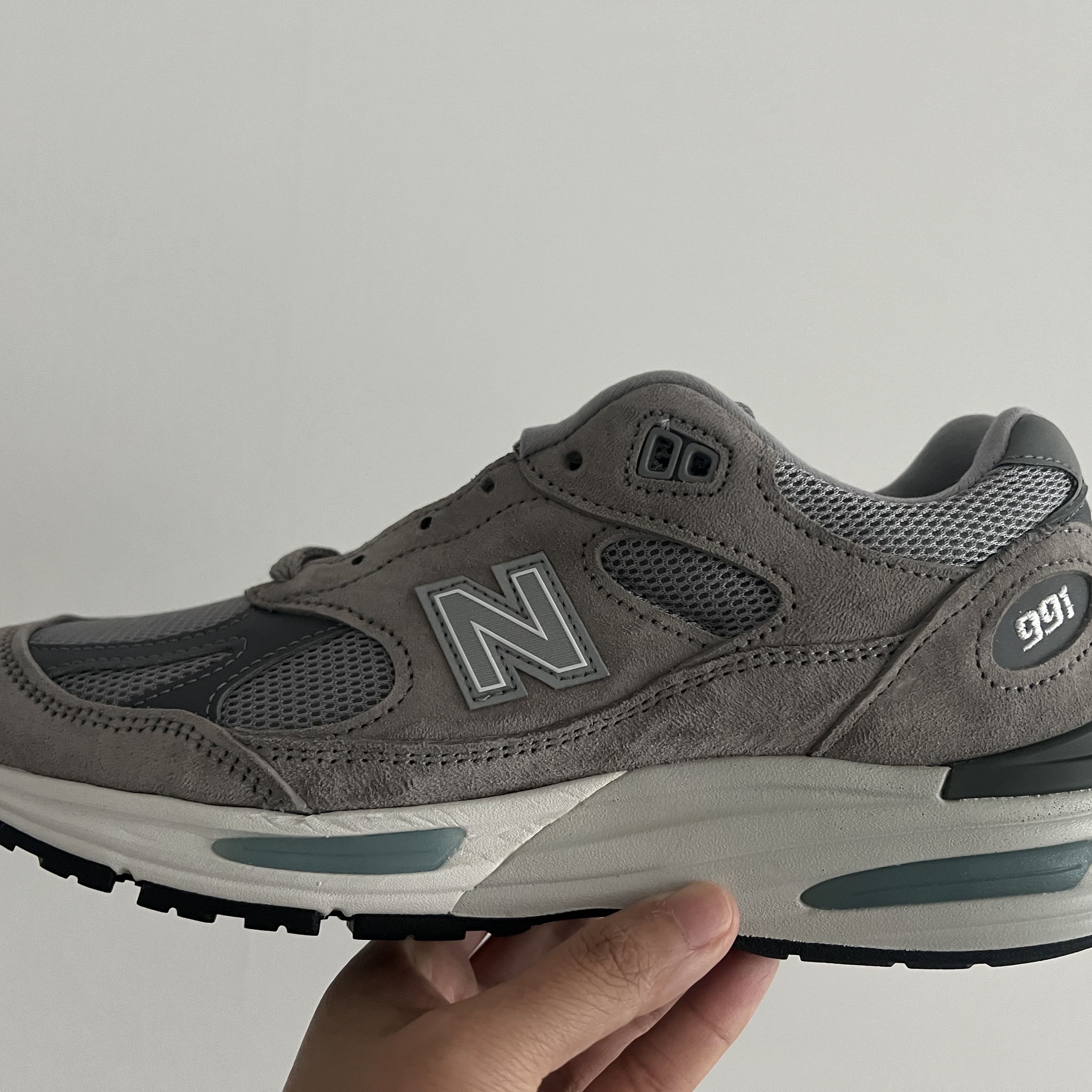 New Balance 991v2 Made in UK Rock Ridge Alloy Silver 착용 스타일