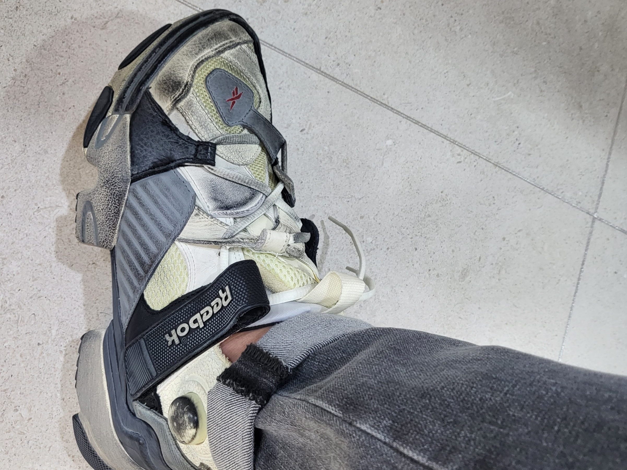 Reebok x Vetements Genetically Modified Pump Dirty Grey 착용 스타일 - 1