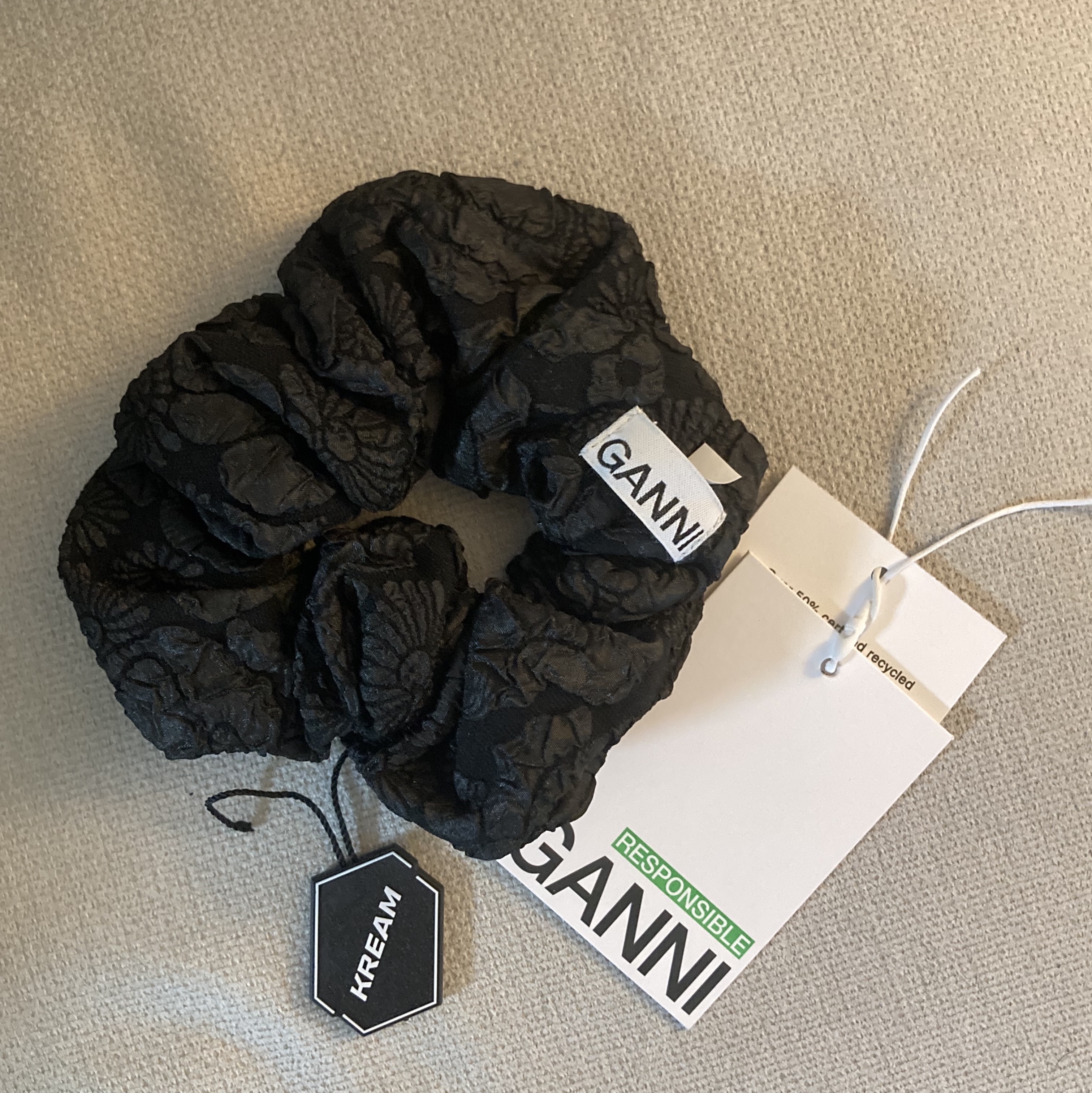 (W) Ganni Stretch Jacquard Scrunchie Black 착용 스타일