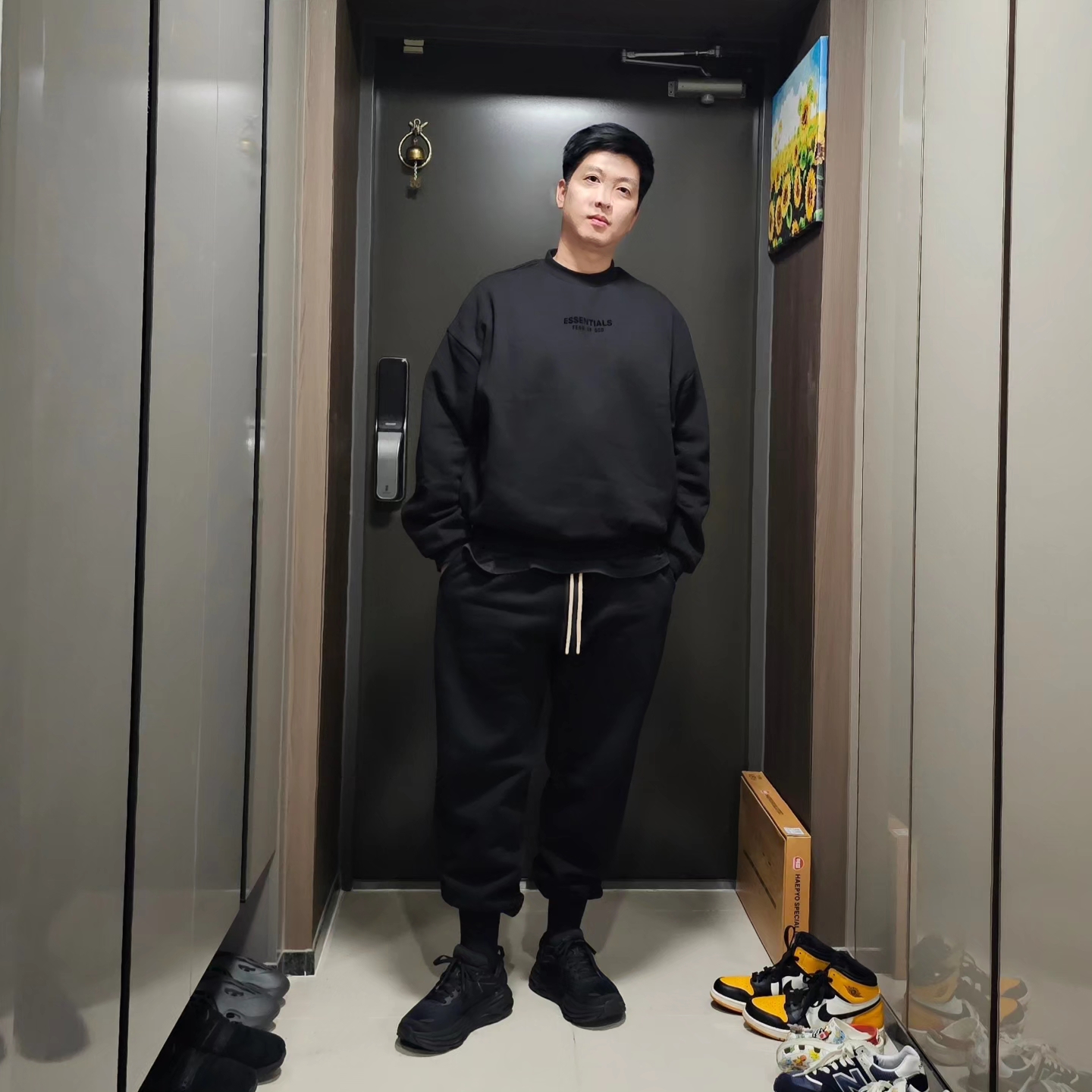 Hoka Bondi 8 Black - Wide, Essentials Crewneck Jet Black - 23FW 착용 스타일 - 1