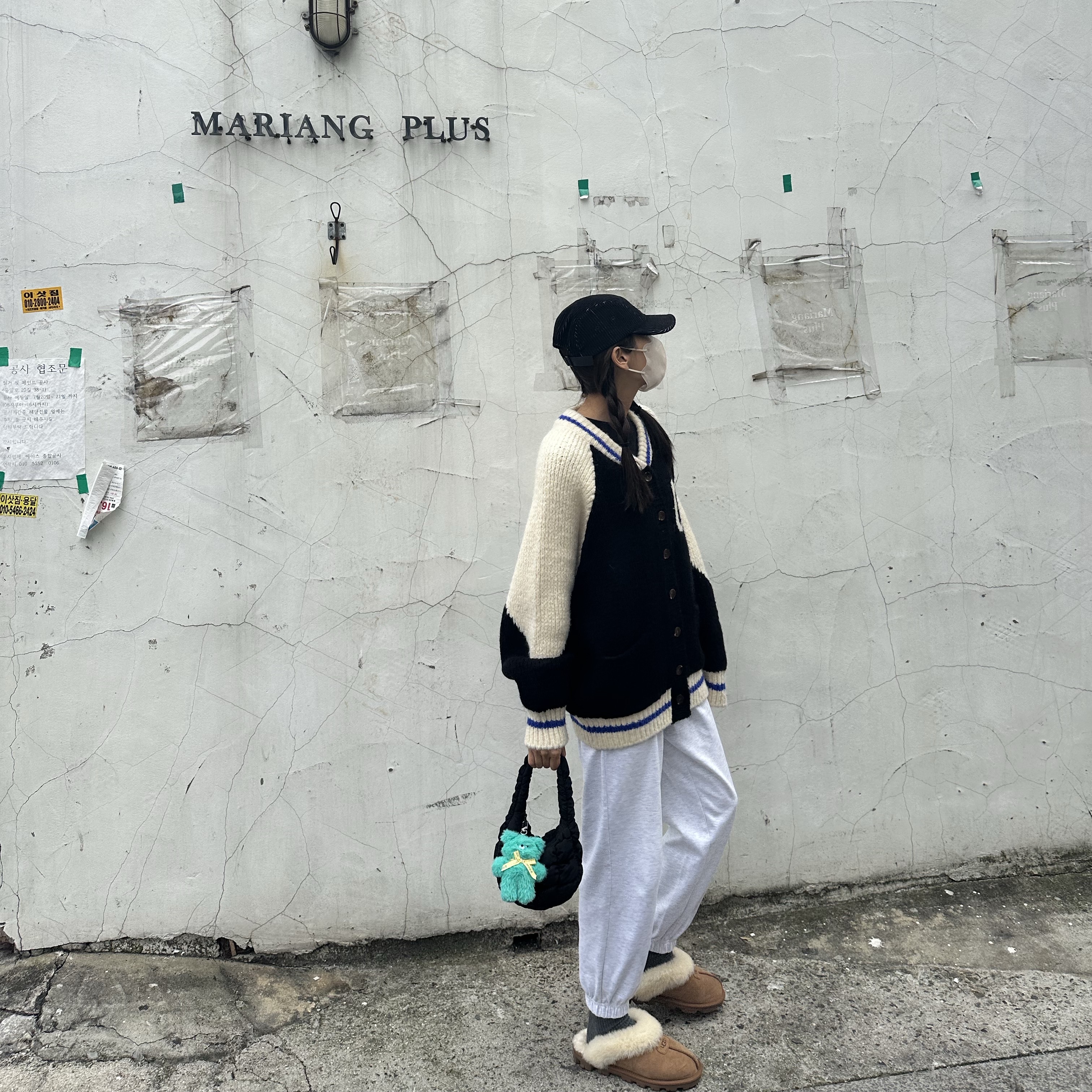 COS Quilted Micro Bag Black, Supreme 2-Tone Corduroy Camp Cap Black - 23SS 착용 스타일 - 4