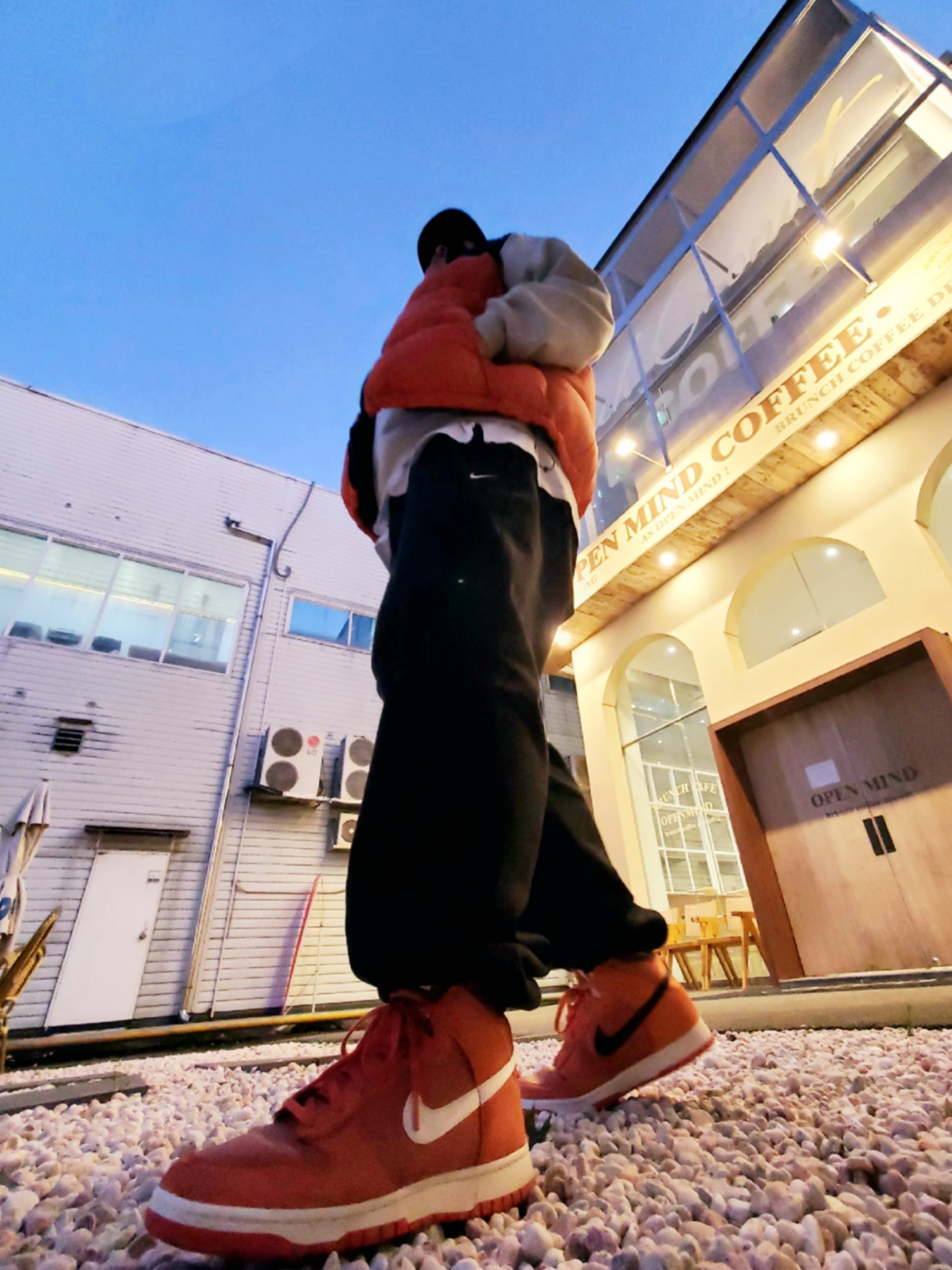 (W) Nike NRG Solo Swoosh Fleece Pants Black White - US/EU, Nike Dunk High Retro PRM EMB One Game 착용 스타일 - 1
