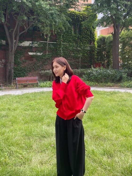 (W) Play Comme des Garcons Double Heart Cardigan Red, Auralee Felted Wool Knit V-Neck P/O Red Orange 착용 스타일 - 2