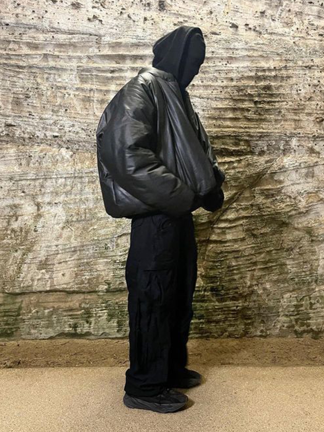 Yeezy Gap Engineered By Balenciaga Round Jacket 2 Black, Yeezy Gap Round Jacket Black 착용 스타일 - 2