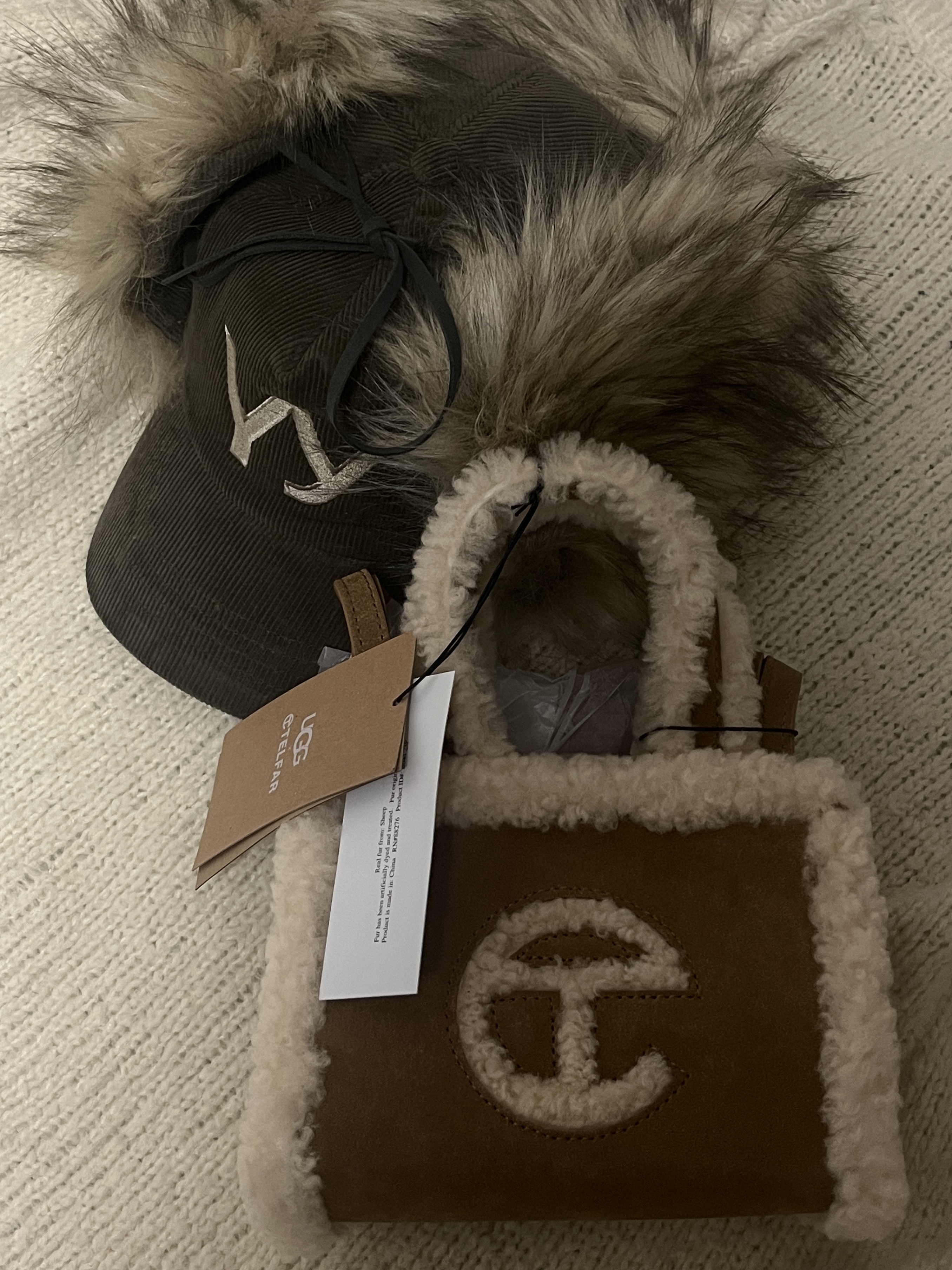 Telfar x UGG Small Shopping Bag Chestnut 착용 스타일