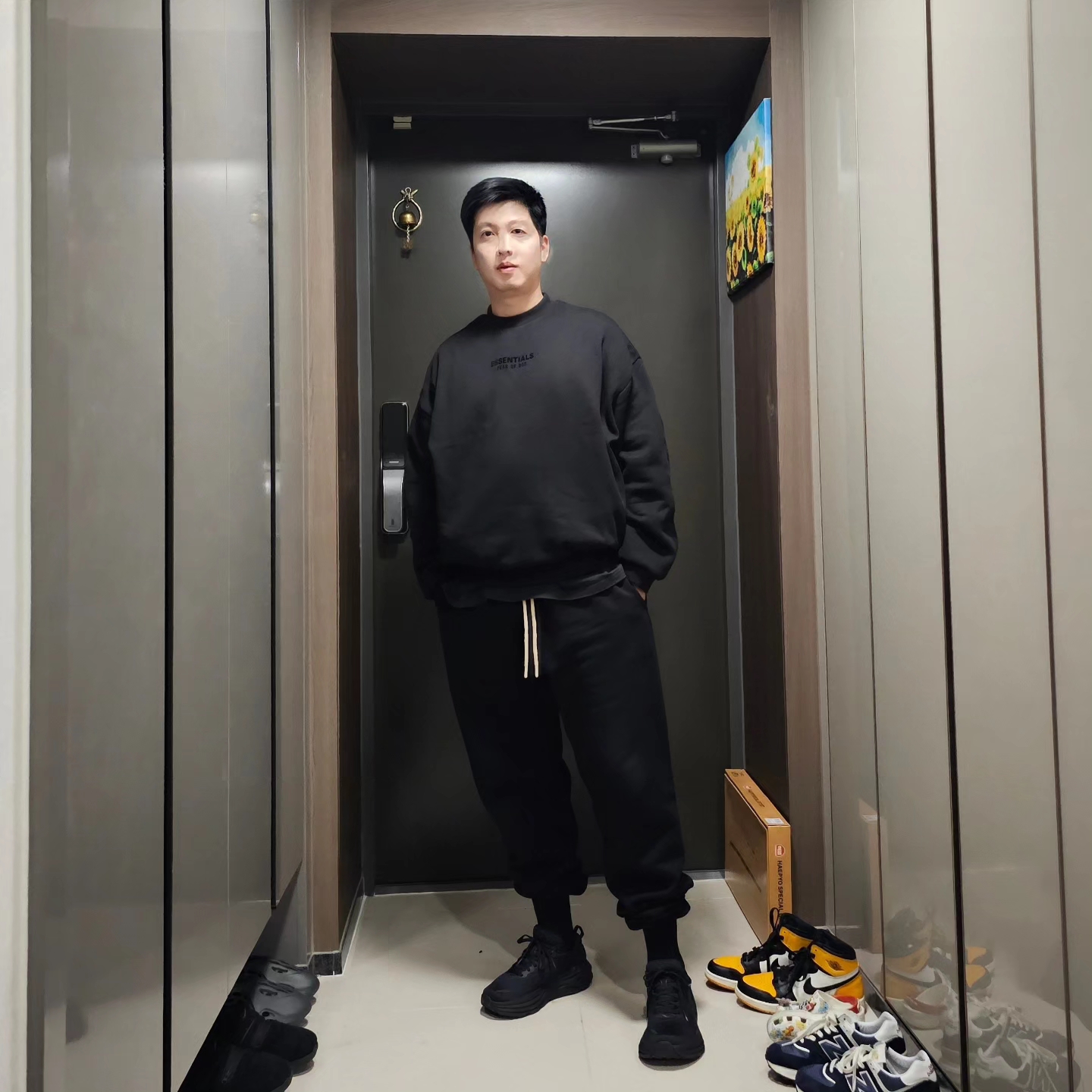 Hoka Bondi 8 Black - Wide, Essentials Crewneck Jet Black - 23FW 착용 스타일 - 4