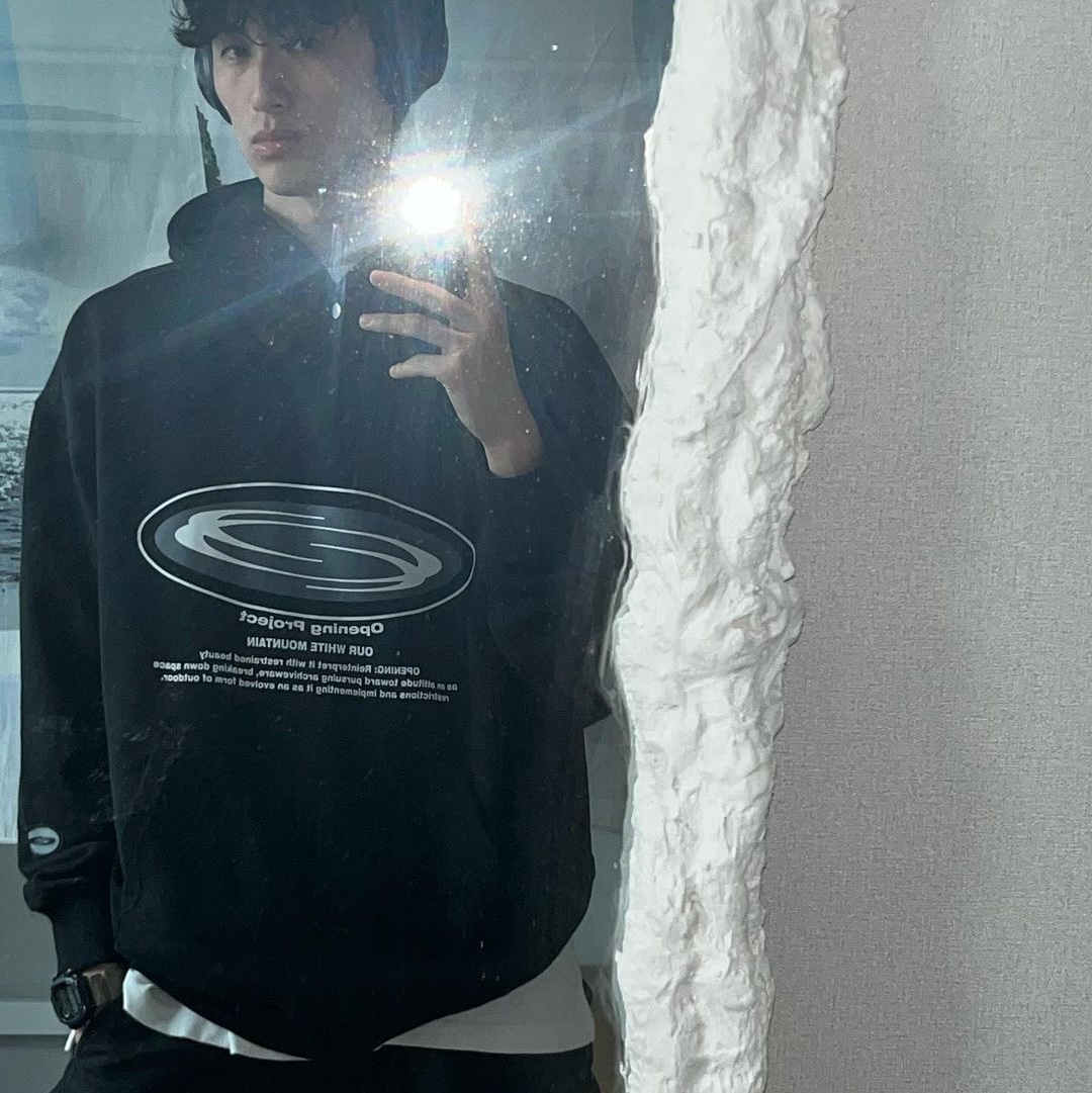 Opening Project Oval Logo Hoodie Black, Opening Project Oval Logo Hoodie Charcoal 착용 스타일 - 1