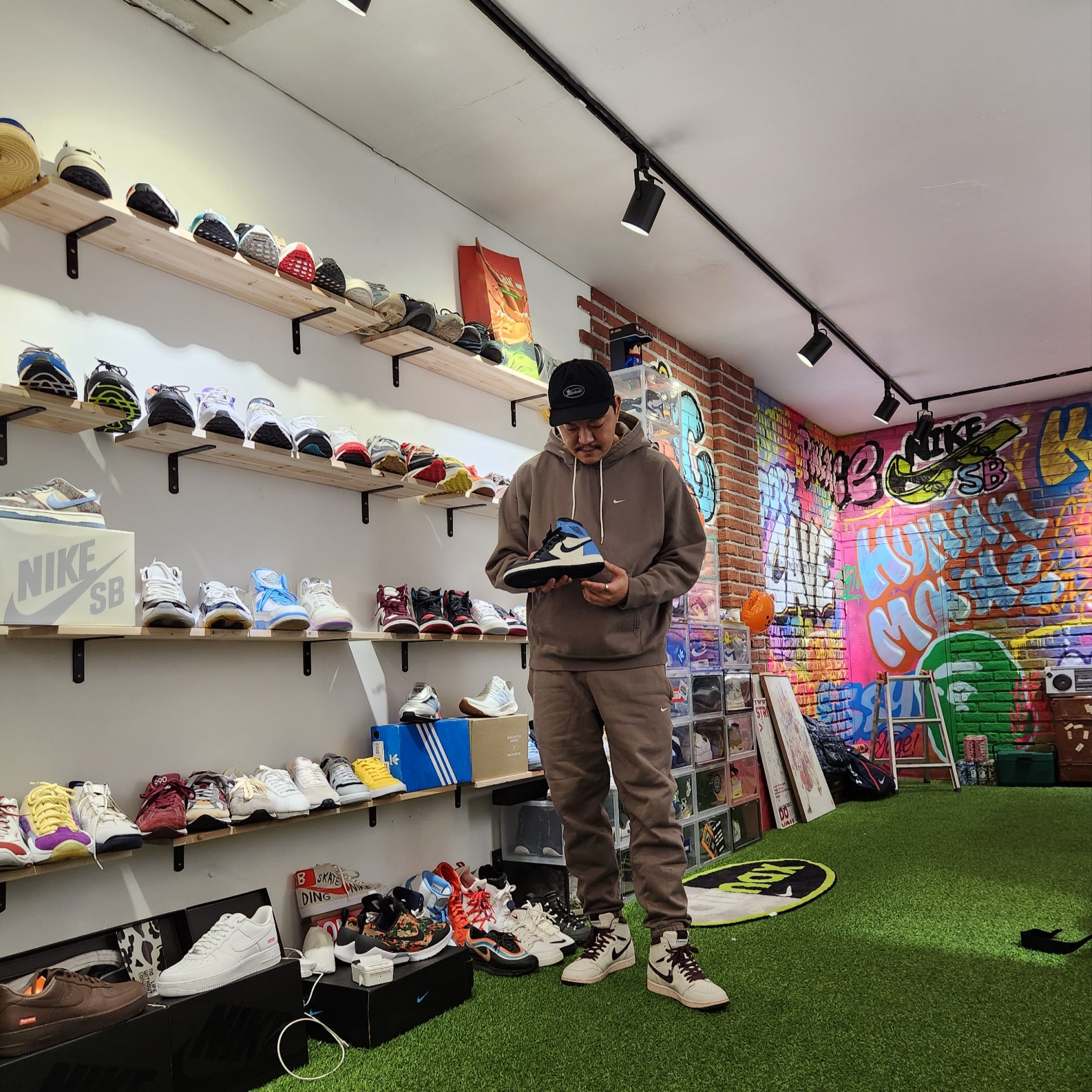 Jordan 1 x A Ma Maniere Retro High OG SP Sail and Burgundy, Adidas Yeezy Boost 700 Wave Runner Solid Grey 2021/2022 착용 스타일 - 2