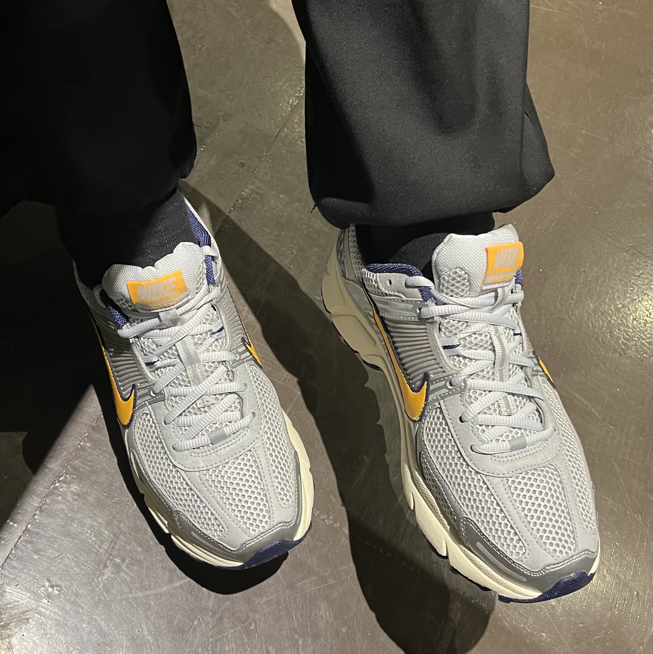 Nike Zoom Vomero 5 Pure Platinum and Laser Orange 착용 스타일
