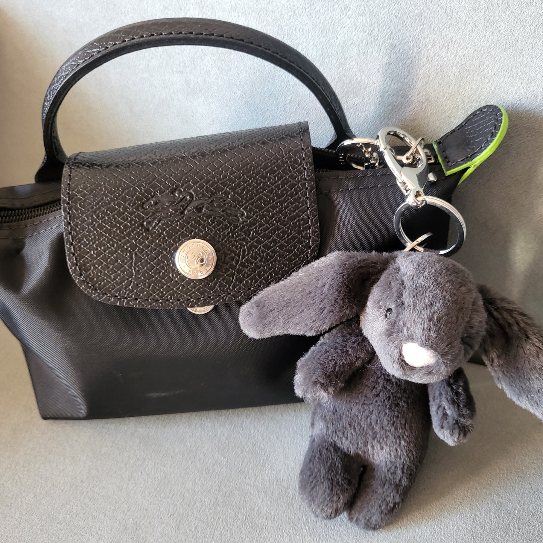 Jellycat Bashful Bunny Bag Charm Ink 착용 스타일