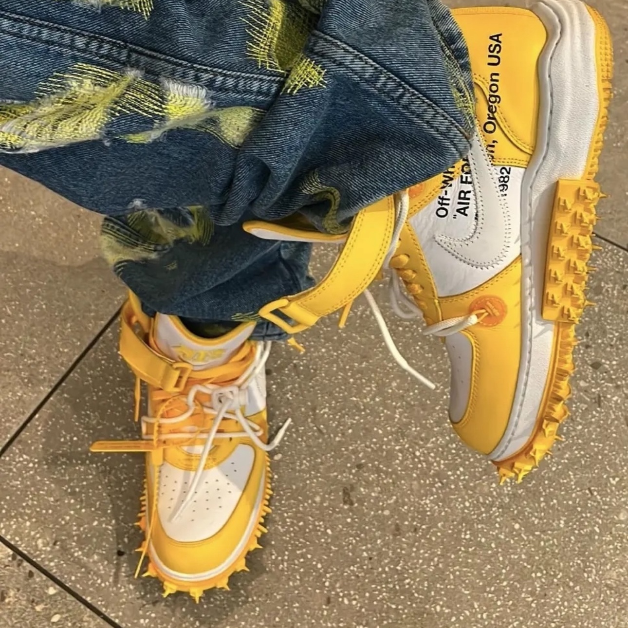 Nike x Off-White Air Force 1 Mid SP Leather Varsity Maize 착용 스타일 - 1