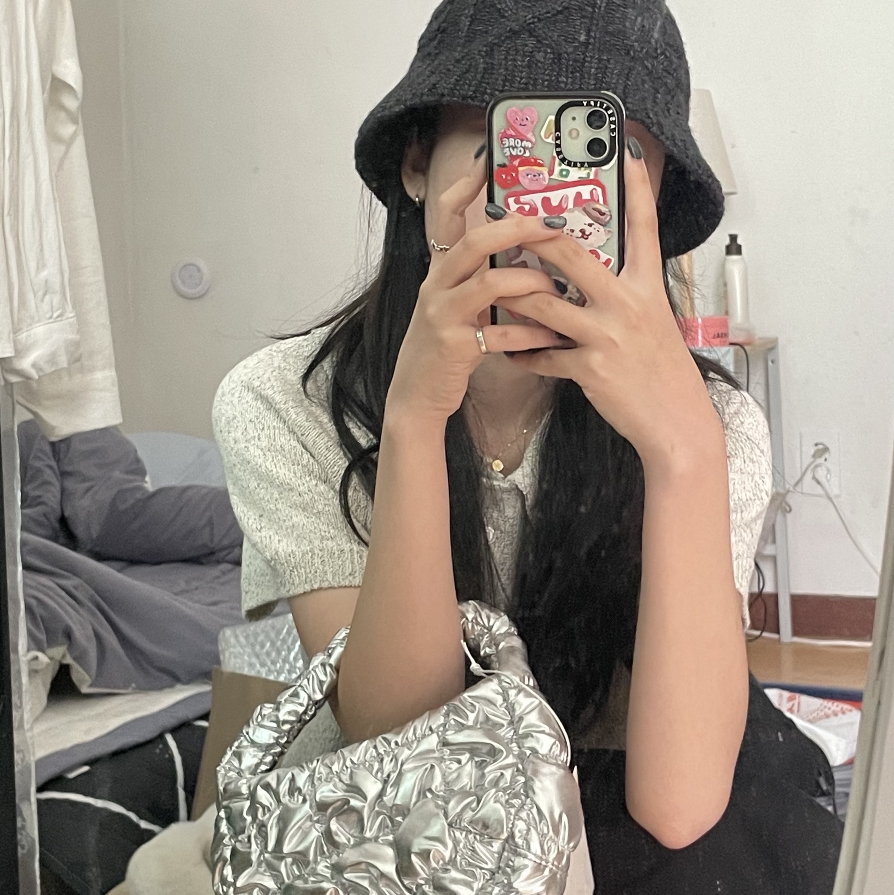 COS Quilted Micro Bag Silver 착용 스타일 - 1