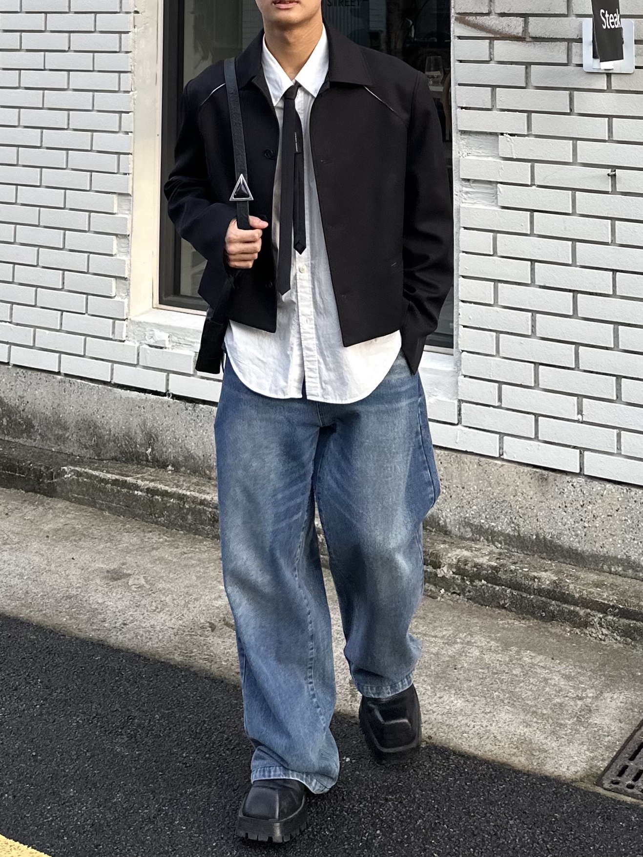 Bottega Veneta Leather Crossbody Cassette Black Parakeet, Balenciaga Trooper Derby Shoes Black 착용 스타일