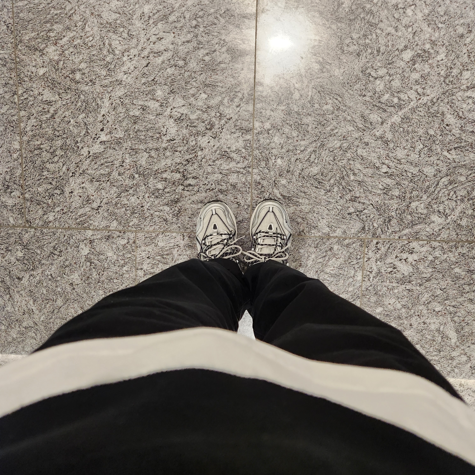 Asics x Andersson Bell Gel-1090 Glacier Grey Silver 착용 스타일