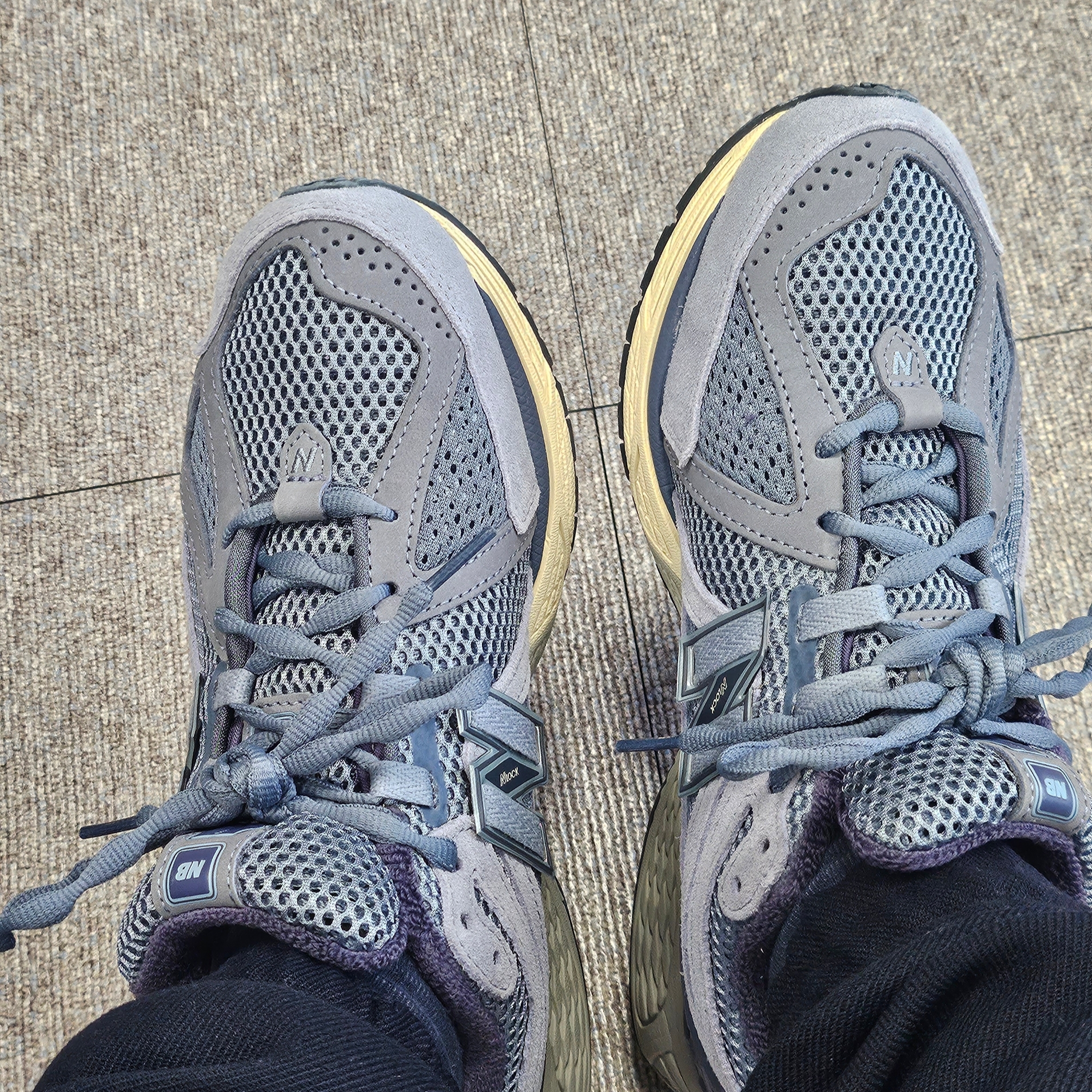 New Balance x Auralee 1906R Flint Stone 착용 스타일